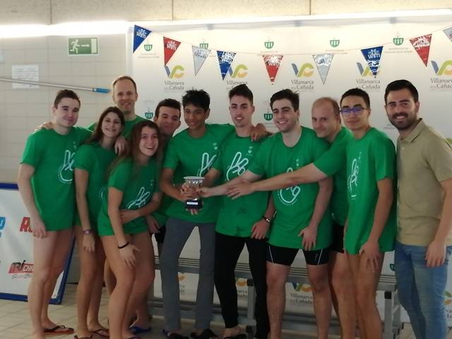 El concejal de Deportes con miembros del Club de natación de Villanueva de la Cañada.