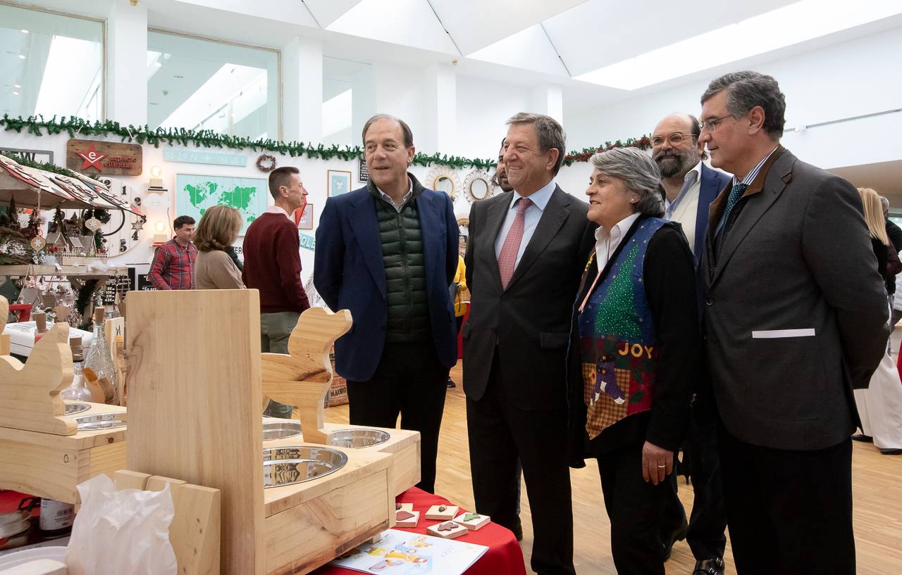 El alcalde y autoridades locales durante la inauguración del Mercado de Navidad