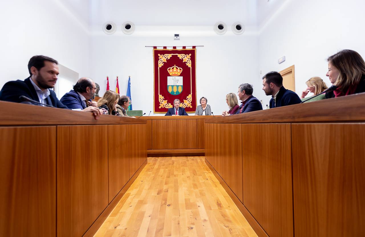 El alcalde y concejales durante el acto.