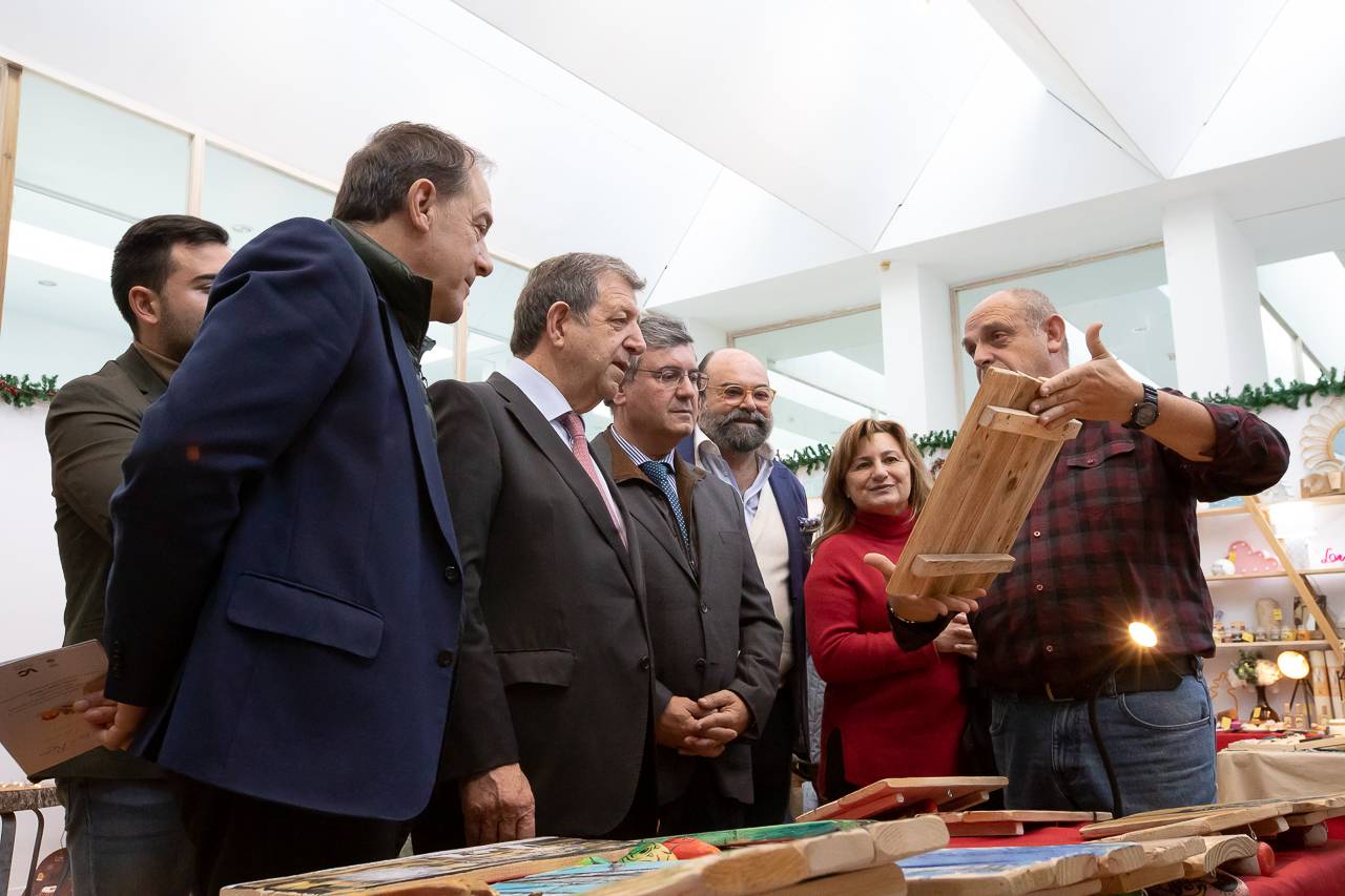 Autoridades locales visitando los puestos del Mercado Navideño del C.C. La Despernada.