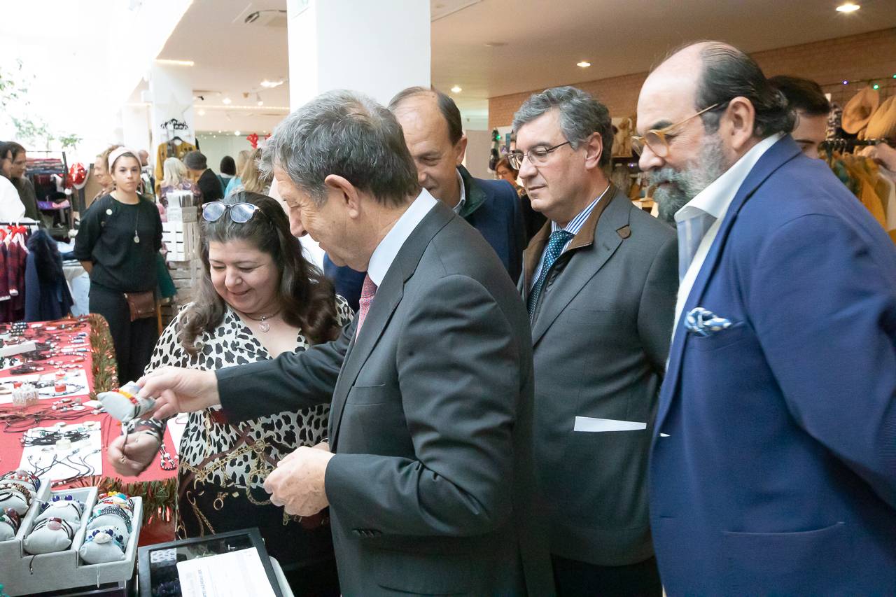 Autoridades locales visitando los puestos del Mercado Navideño del C.C. La Despernada.