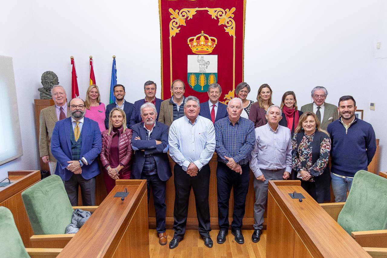Foto de familia de los homenajeados junto al alcalde y miembros de la Corporación Municipal.