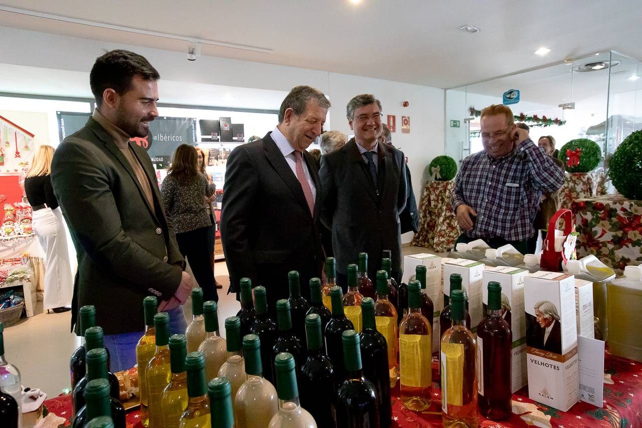 Autoridades locales visitando los puestos del Mercado Navideño del C.C. La Despernada.