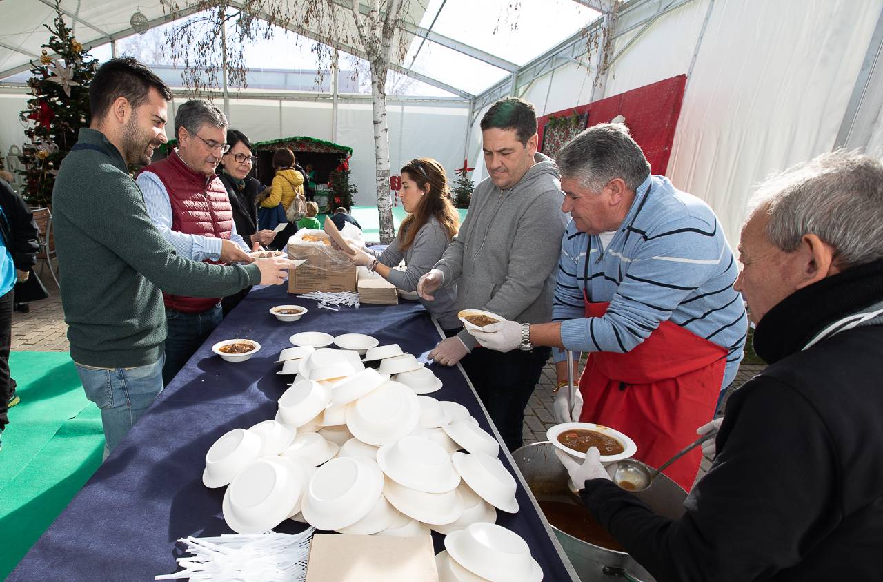 La peña Las Catas colaboró cocinando una caldereta.