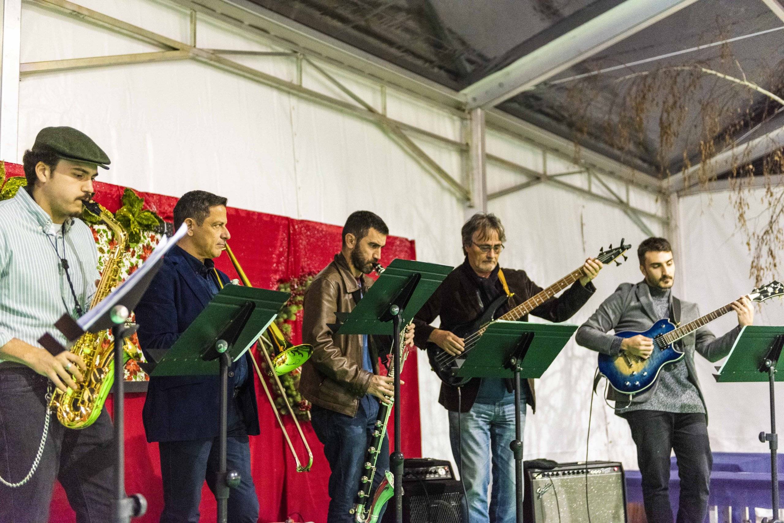 EL grupo Dixie amenizó el mercadillo con su actuación.