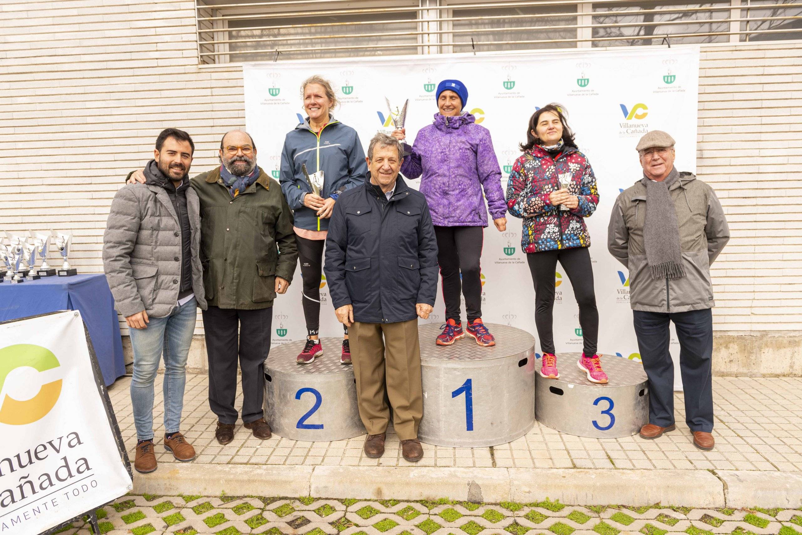 Imagen de los premiados en la VII Carrera de Navidad Solidaria acompañados por autoridades locales.