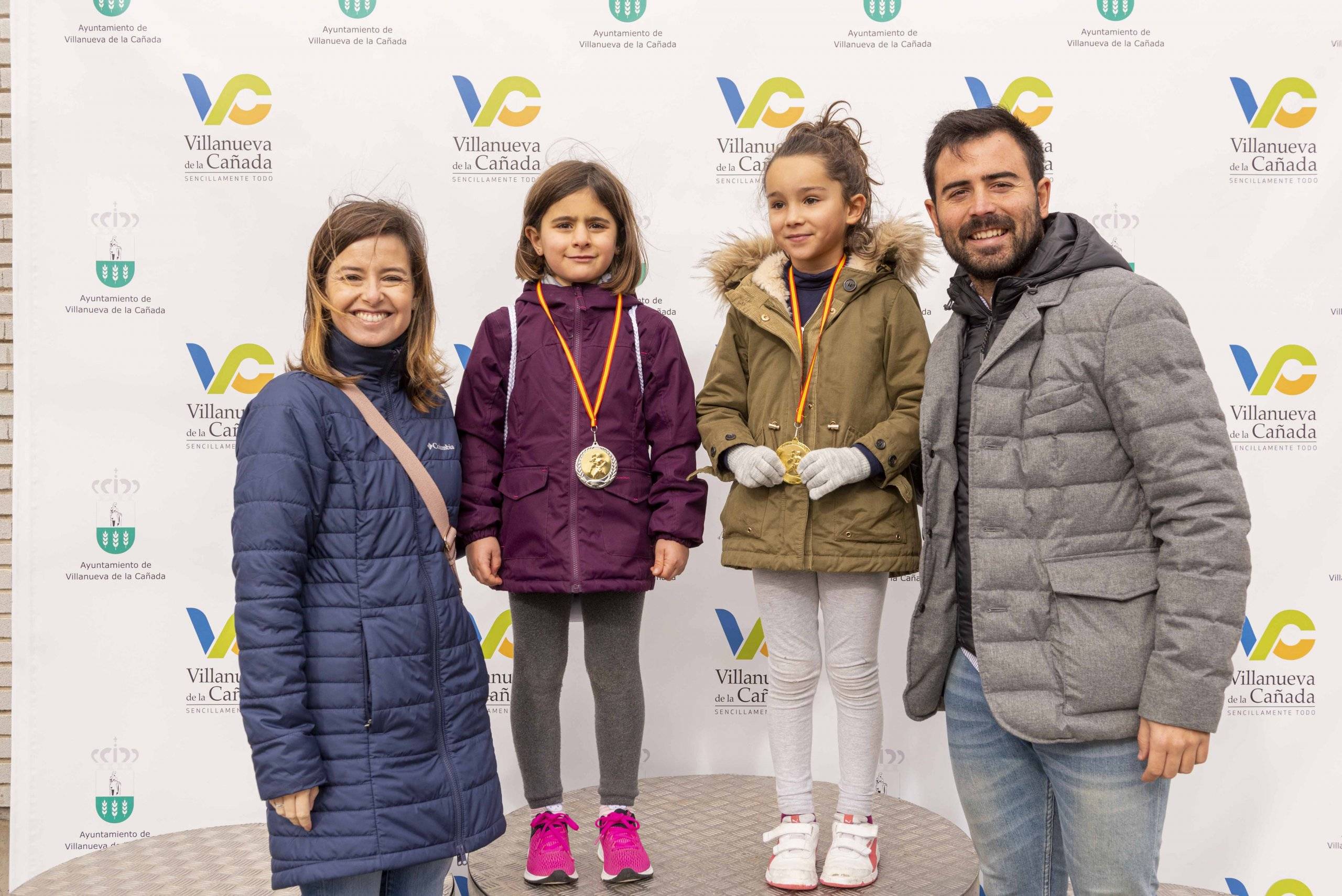 Imagen de los premiados en la VII Carrera de Navidad Solidaria acompañados por autoridades locales.