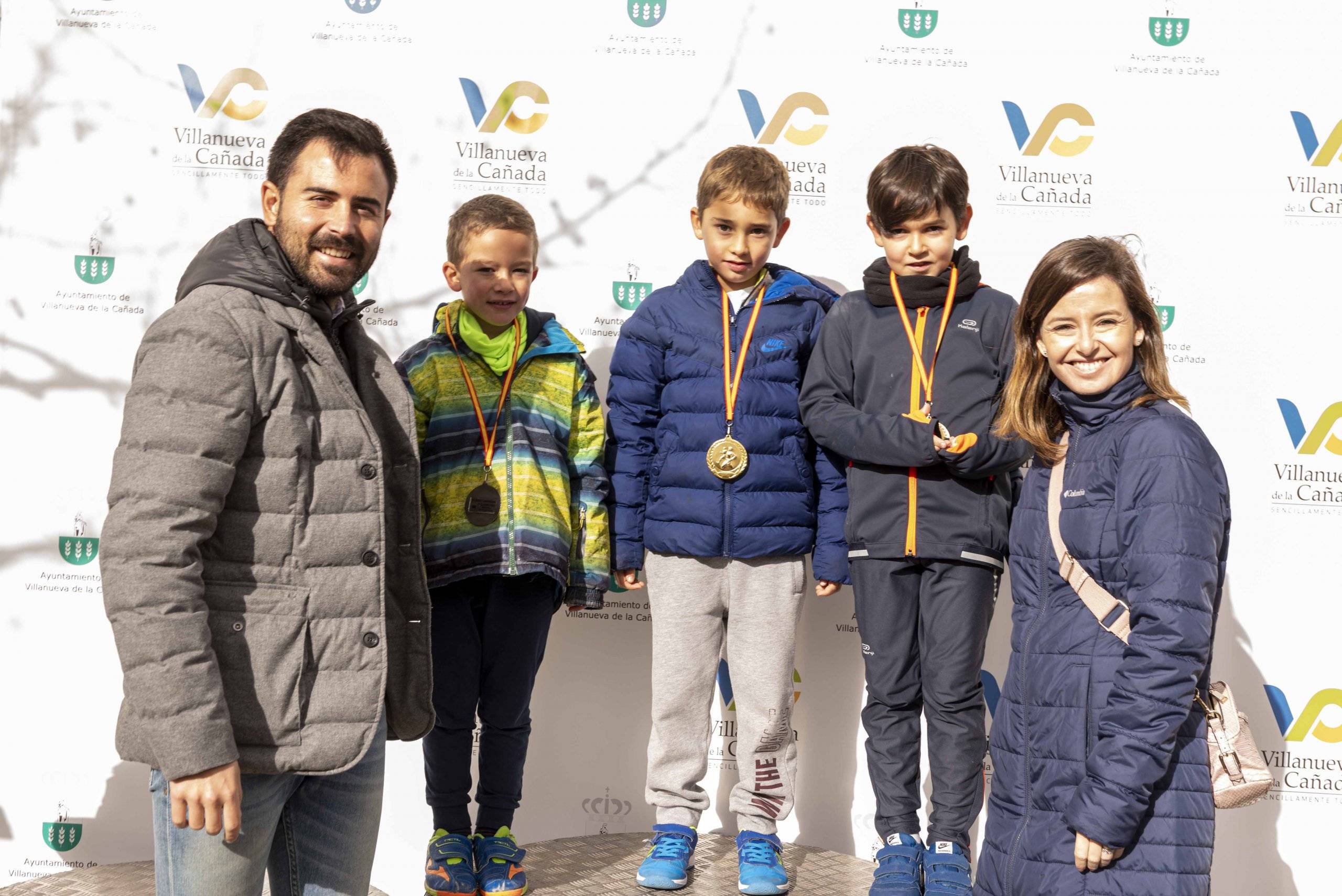 Imagen de los premiados en la VII Carrera de Navidad Solidaria acompañados por autoridades locales.