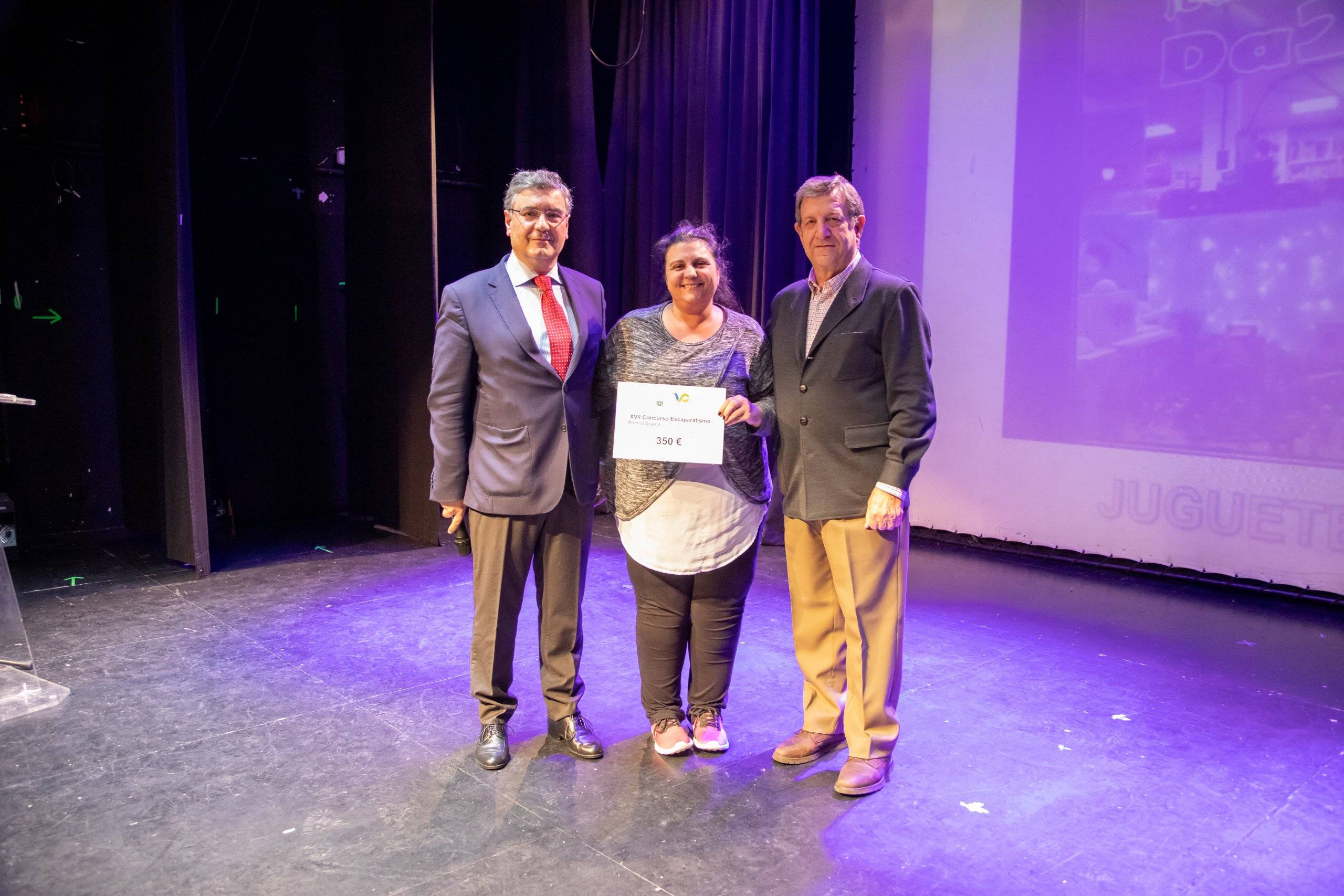 El alcalde, Luis Partida, y el concejal de Desarrollo Local, Juan Miguel Gómez, entregando el premio a la representante de "Da2".