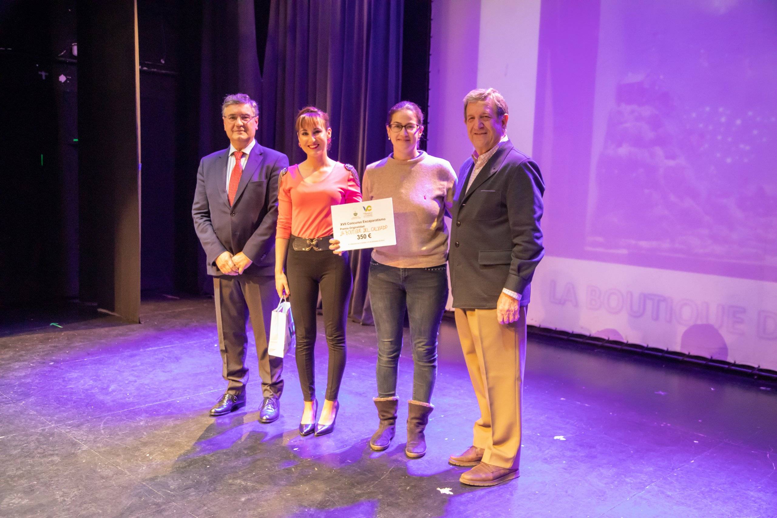 El alcalde, Luis Partida, y el concejal de Desarrollo Local, Juan Miguel Gómez, entregando el premio a las representantes de "La boutique del calzado".