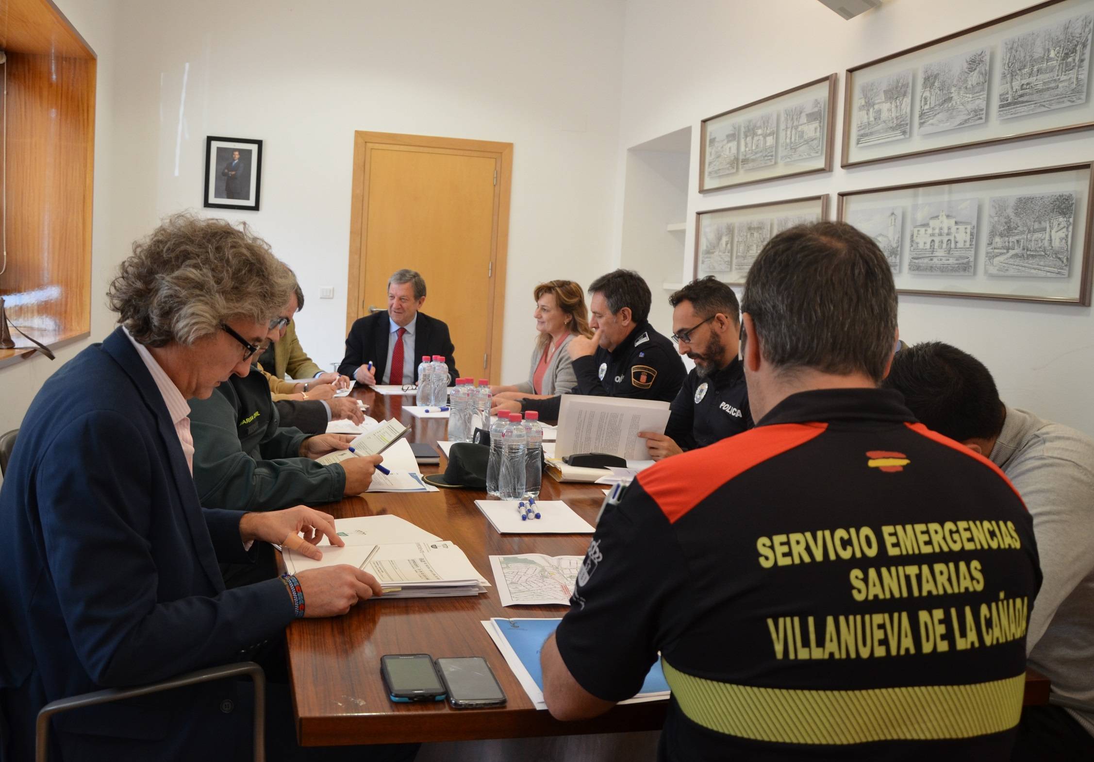 El alcalde, Luis Partida, acompañado de los representantes de la Delegación del Gobierno en Madrid y de la Dirección General de Seguridad de la Comunidad de Madrid, así como del teniente de alcalde, la concejala de Seguridad, el concejal de Festejos, el subteniente y comandante del Puesto de la Guardia Civil en el municipio, el inspector y subinspector de la Policía Local, el coordinador del Servicio Municipal de Traslados Sanitarios Urgentes y el secretario del Ayuntamiento.