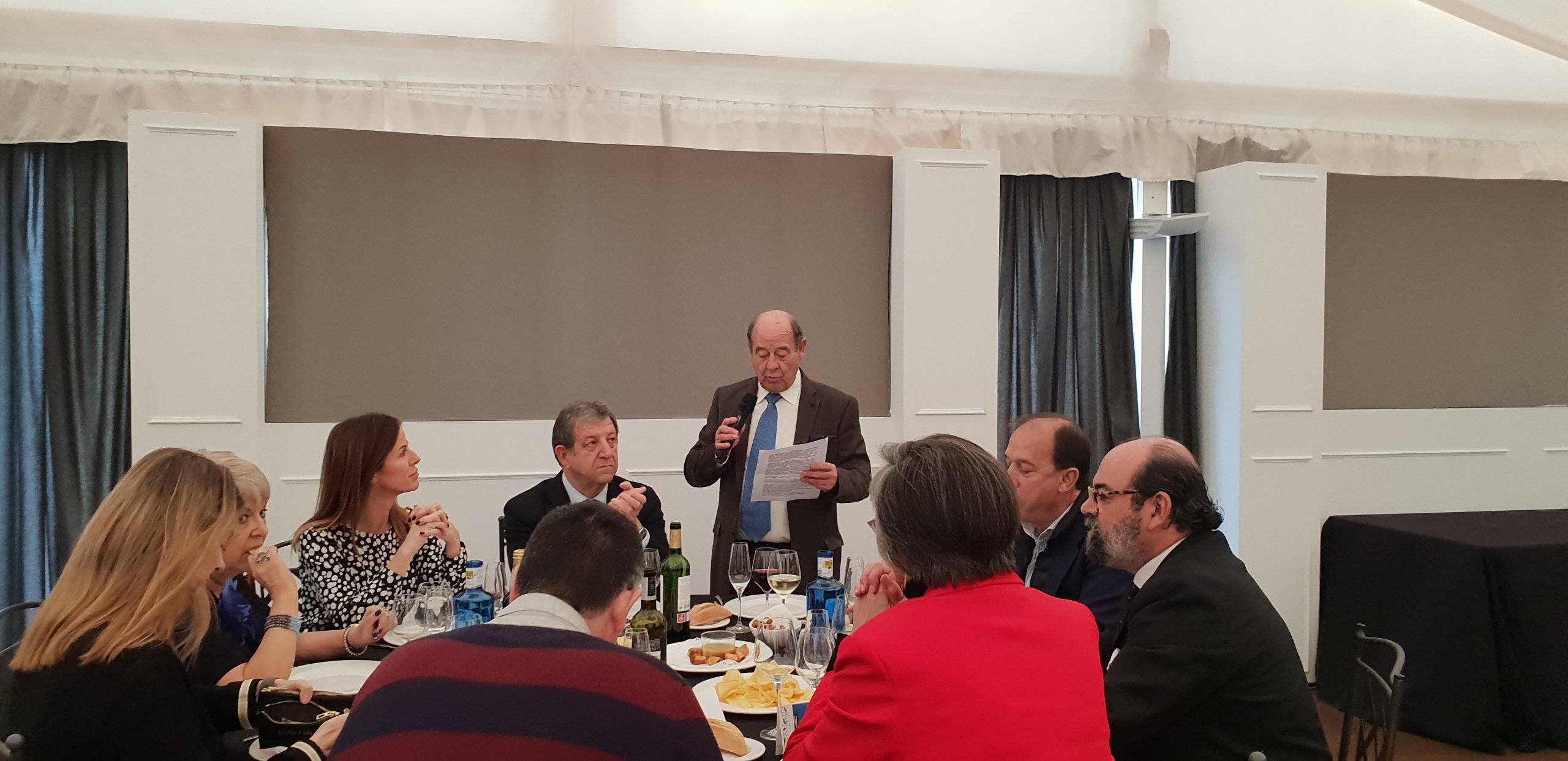 El alcalde, Luis Partida, y concejales escuchando la intervención del presidente de la Asociación de Mayores del municipio , Enrique Gutiérrez.