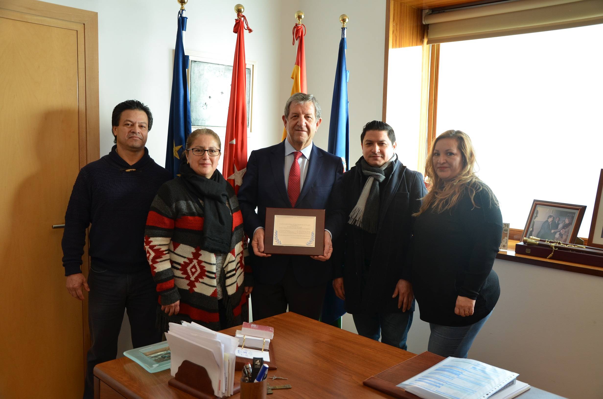 El alcalde, Luis Partida, junto a los priostes de la Virgen del Quinche, patrona de Ecuador.