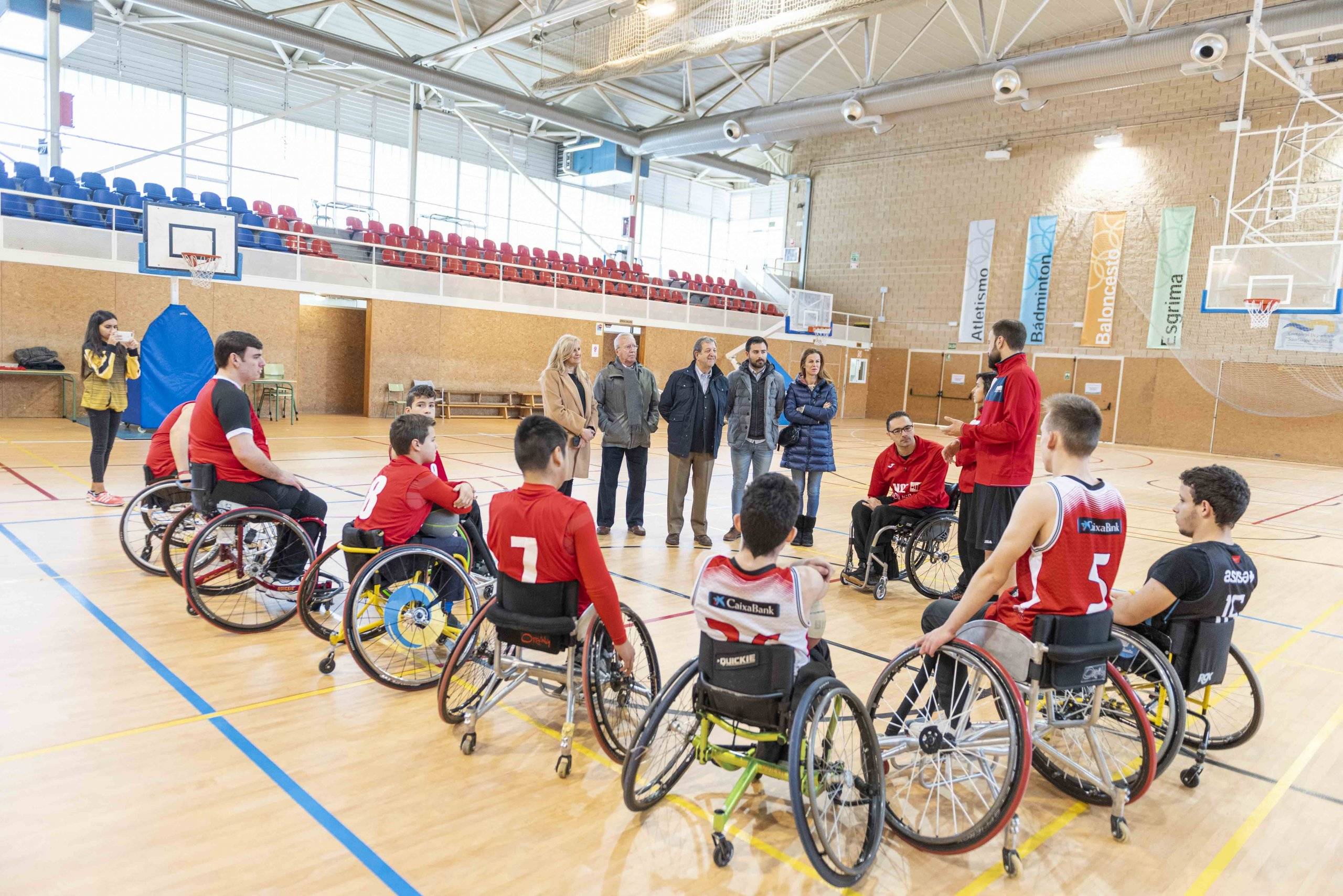 Asistentes al acto que ha tenido lugar en el pabellón del Polideportivo Santiago Apóstol.