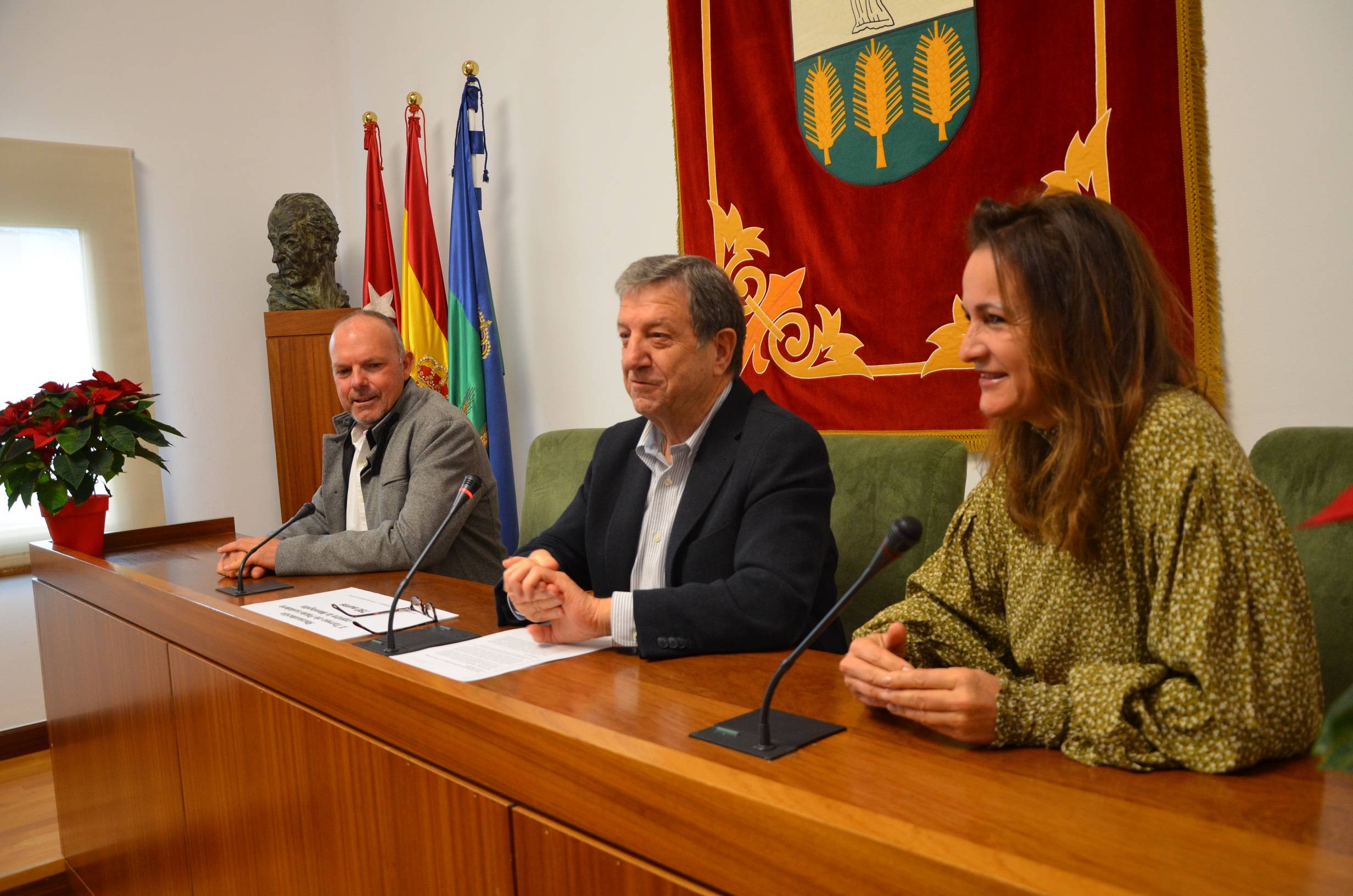 Imagen del acto de entrega de la cuantía recaudada en el torneo.