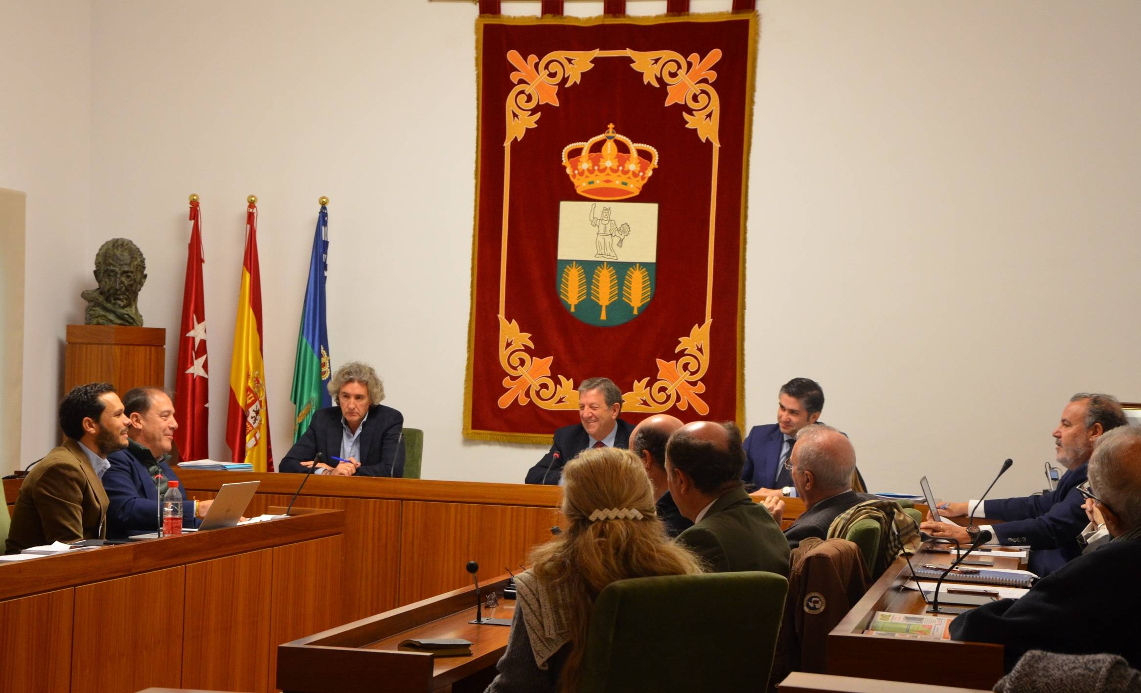 El alcalde y concejales en el pleno.