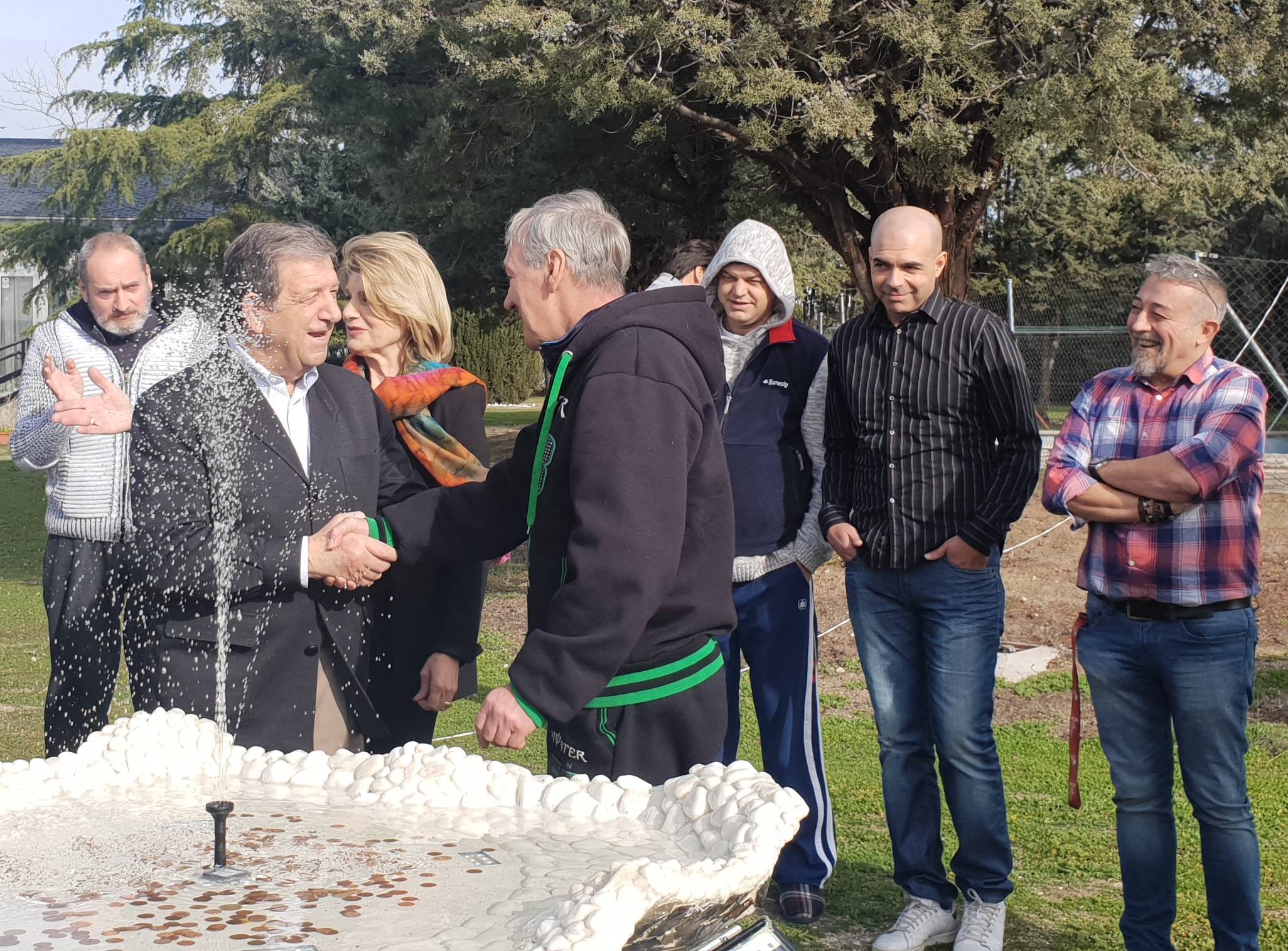 El alcalde, Luis Partida, con miembros de la fundación.