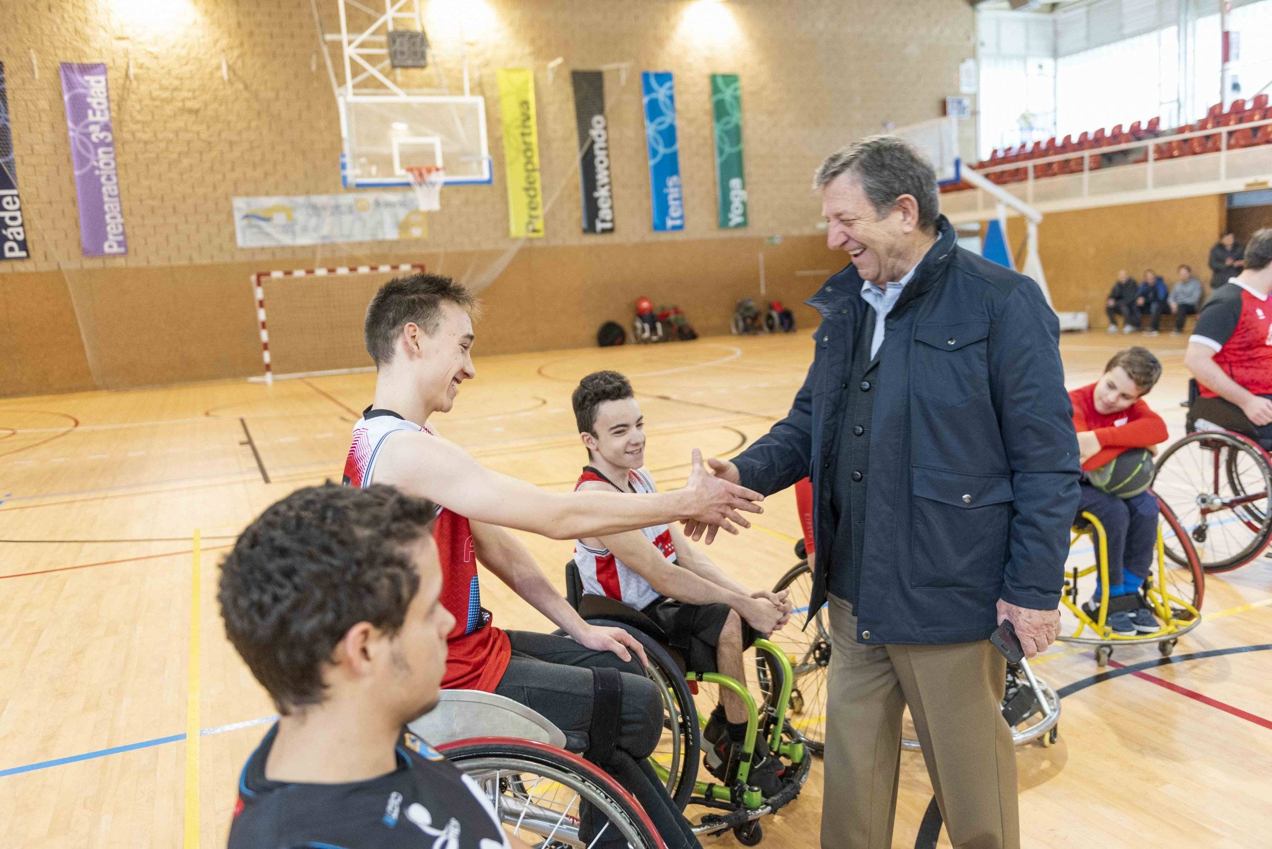 El alcalde, Luis Partida, saludando a los integrantes del equipo de baloncesto.