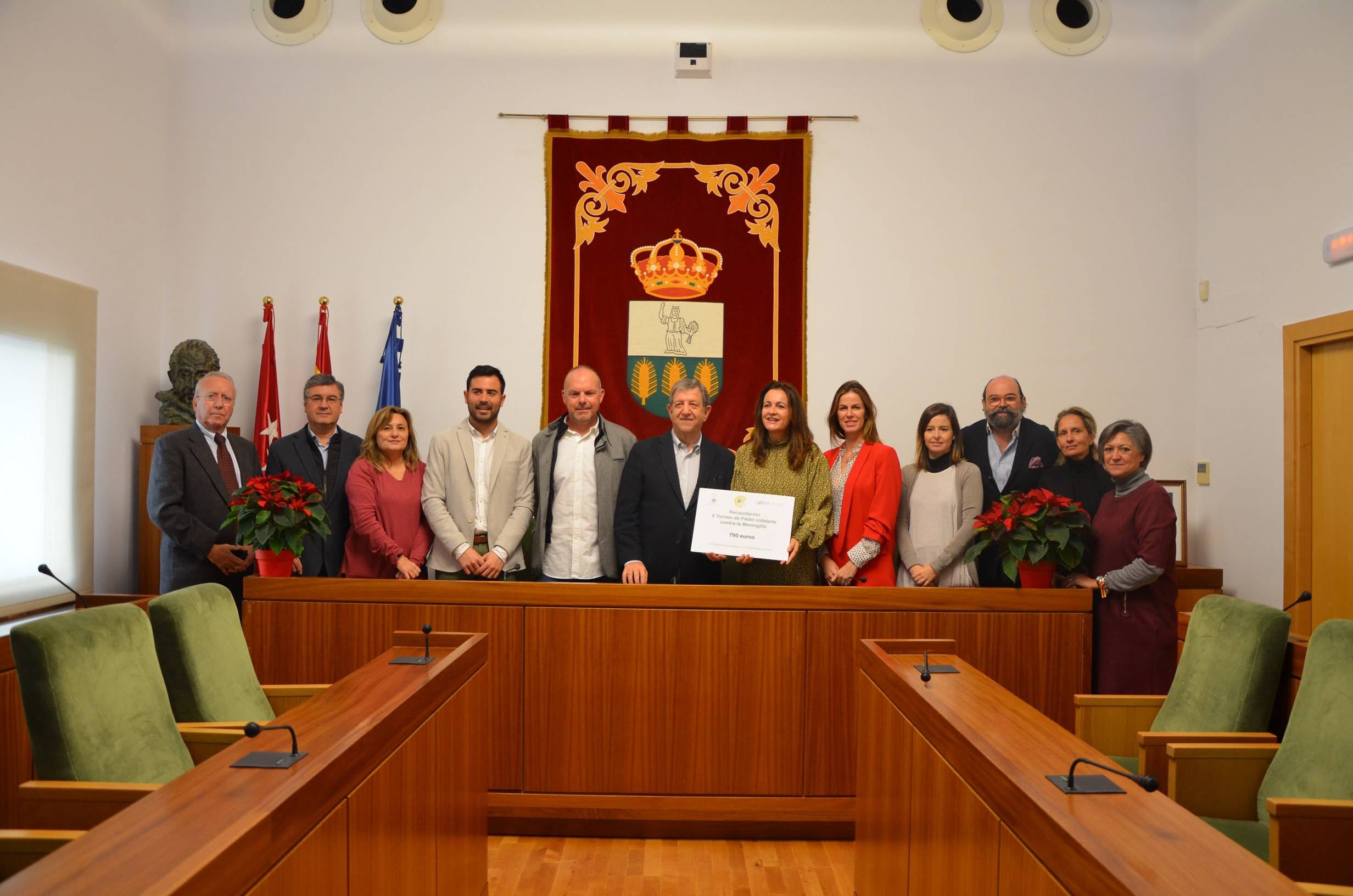 Miembros de la Corporación Municipal asistentes a la entrega acompañando al alcalde, al presidente del Club de Pádel villanovense y a la vicepresidenta de la Asociación Española contra la Meningitis.