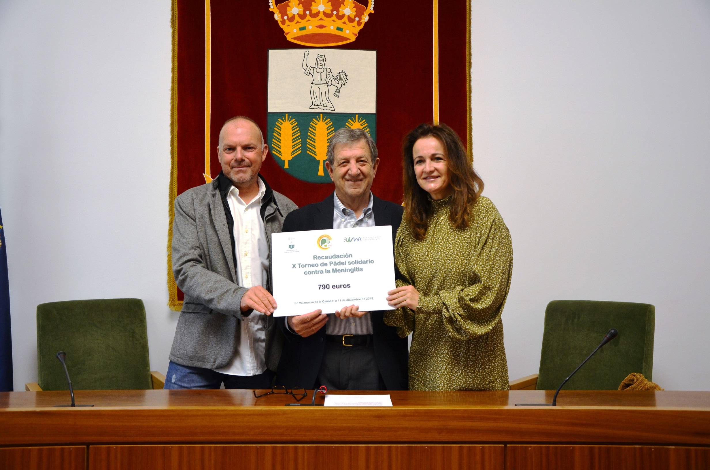 El alcalde, Luis Partida, el presidente del Club de Pádel villanovense, Tomás de Prada y la vicepresidenta de la Asociación Española contra la Meningitis, Elena Moya.