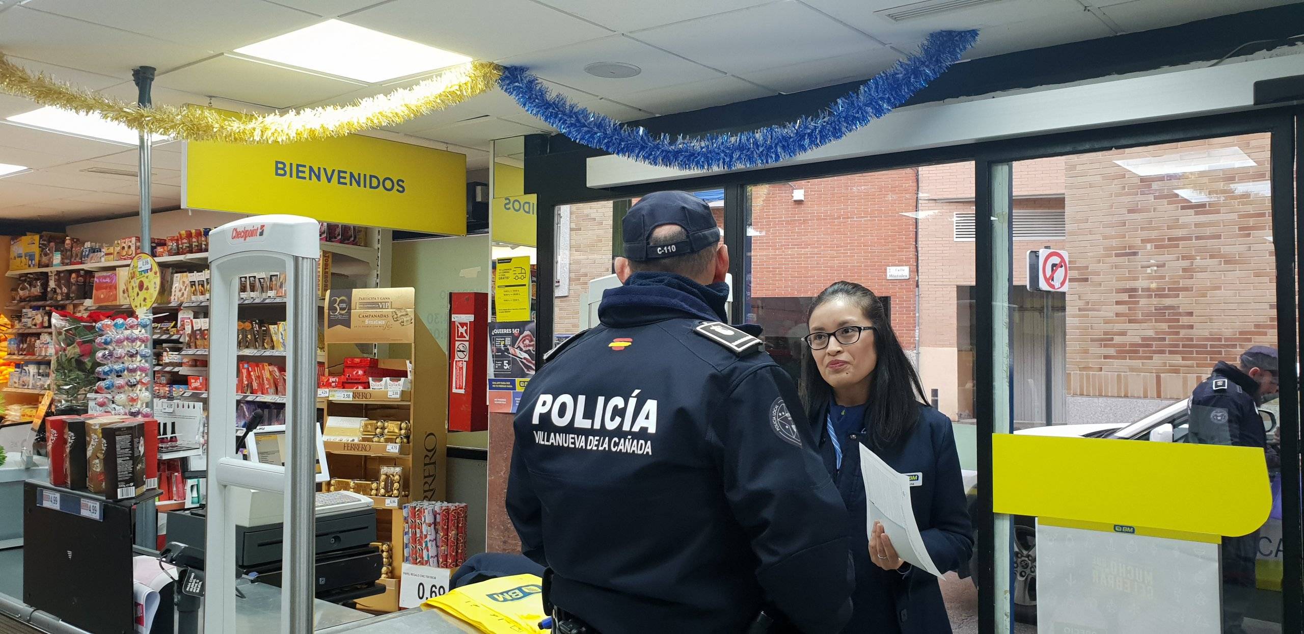 Los agentes informando sobre la campaña en uno de los comercios.