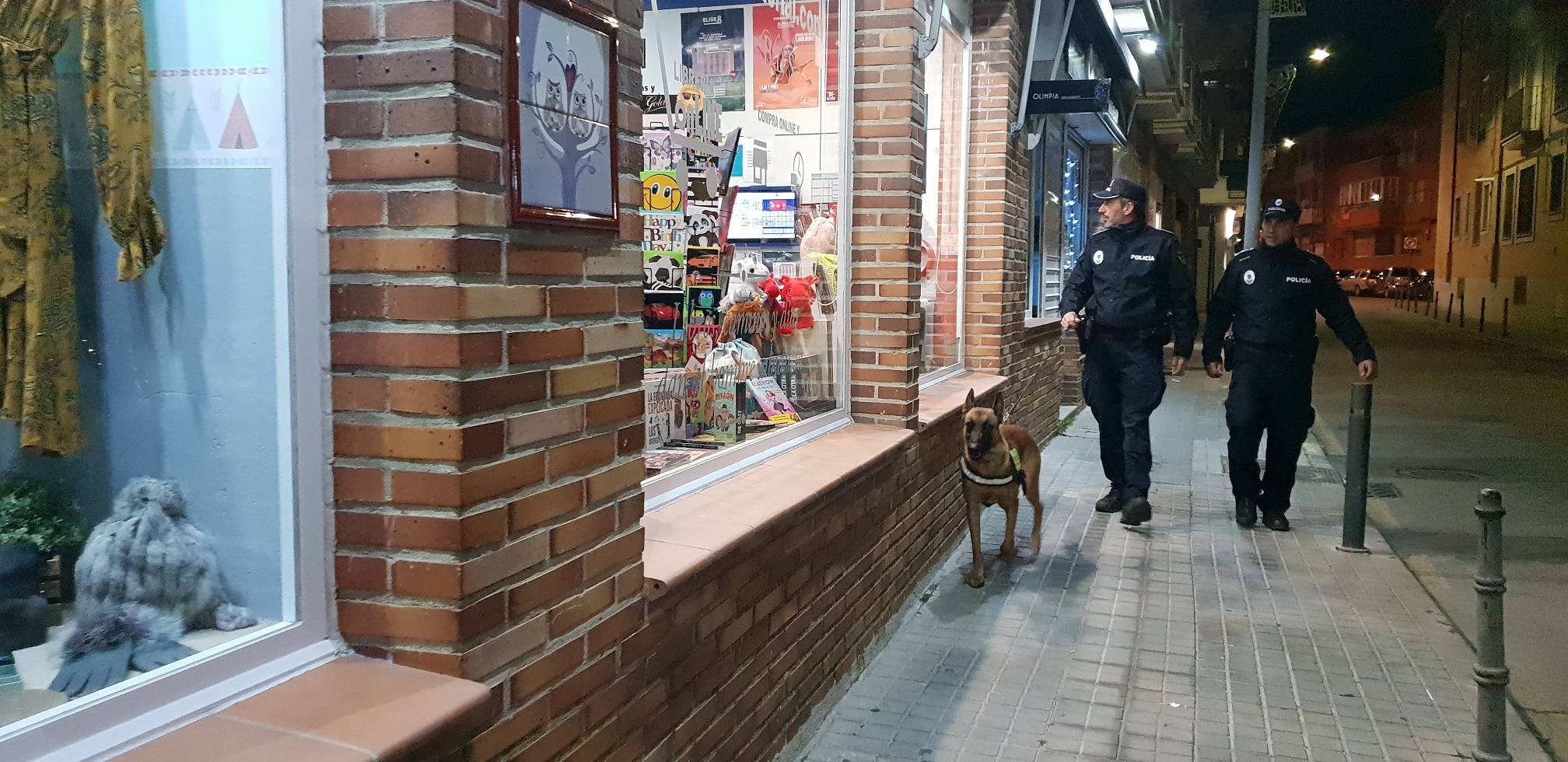 Dos policías frente a un escaparate villanovense.