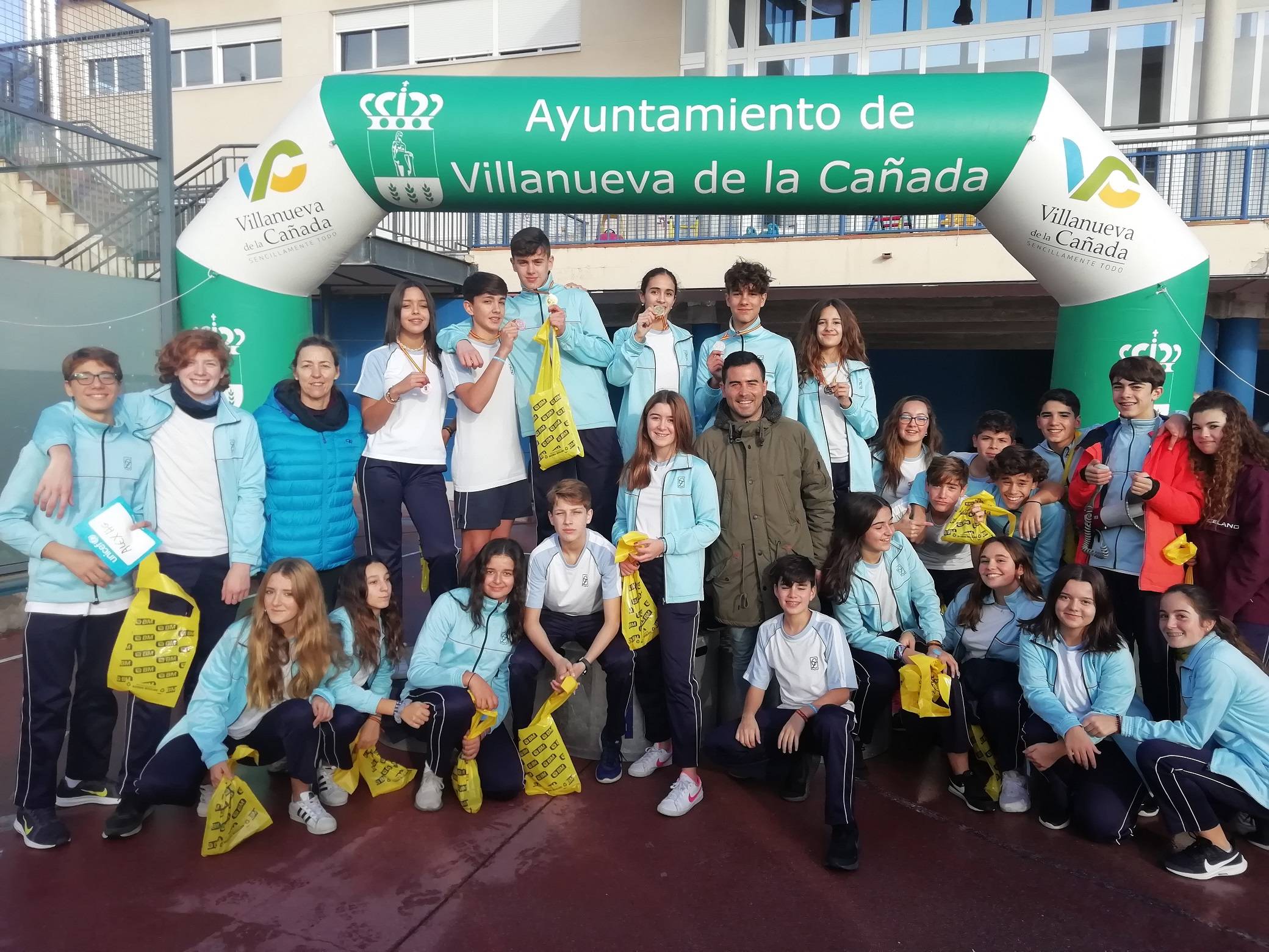 Alumnos del colegio Zola Villafranca con el concejal de Deportes y Juventud, Ignacio González. Fuente: Colegio Zola Villafranca.