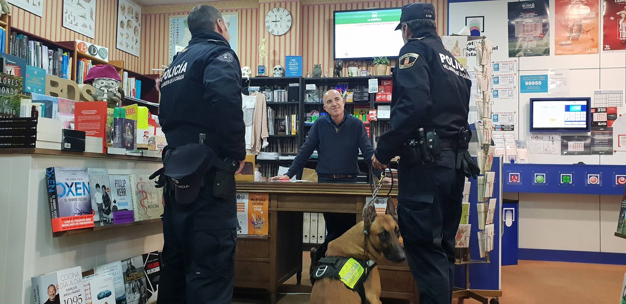 Policías locales informando en uno de los comercios.