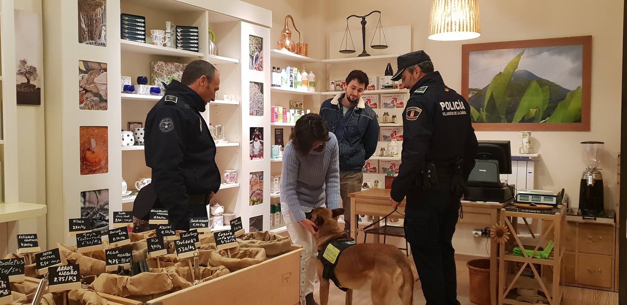 Una de las comerciantes del municipio junto a los agentes.