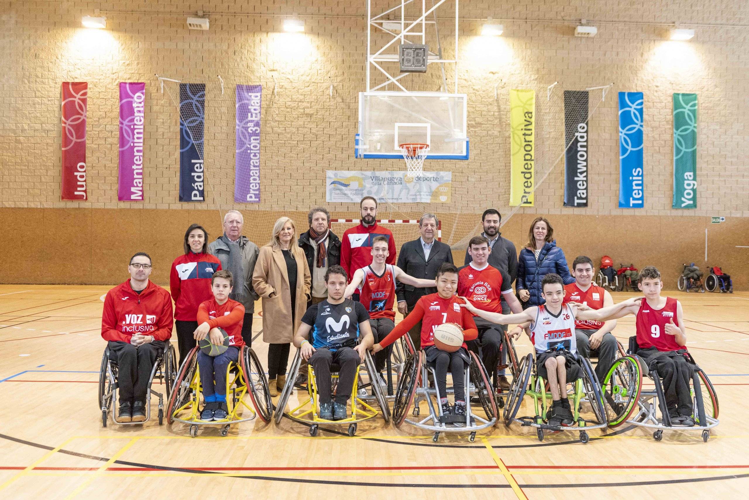 El alcalde, Luis Partida, y concejales de la Corporación Municipal junto al equipo así como a los responsables de la Federación Madrileña de Deportes de Personas con Discapacidad Física.