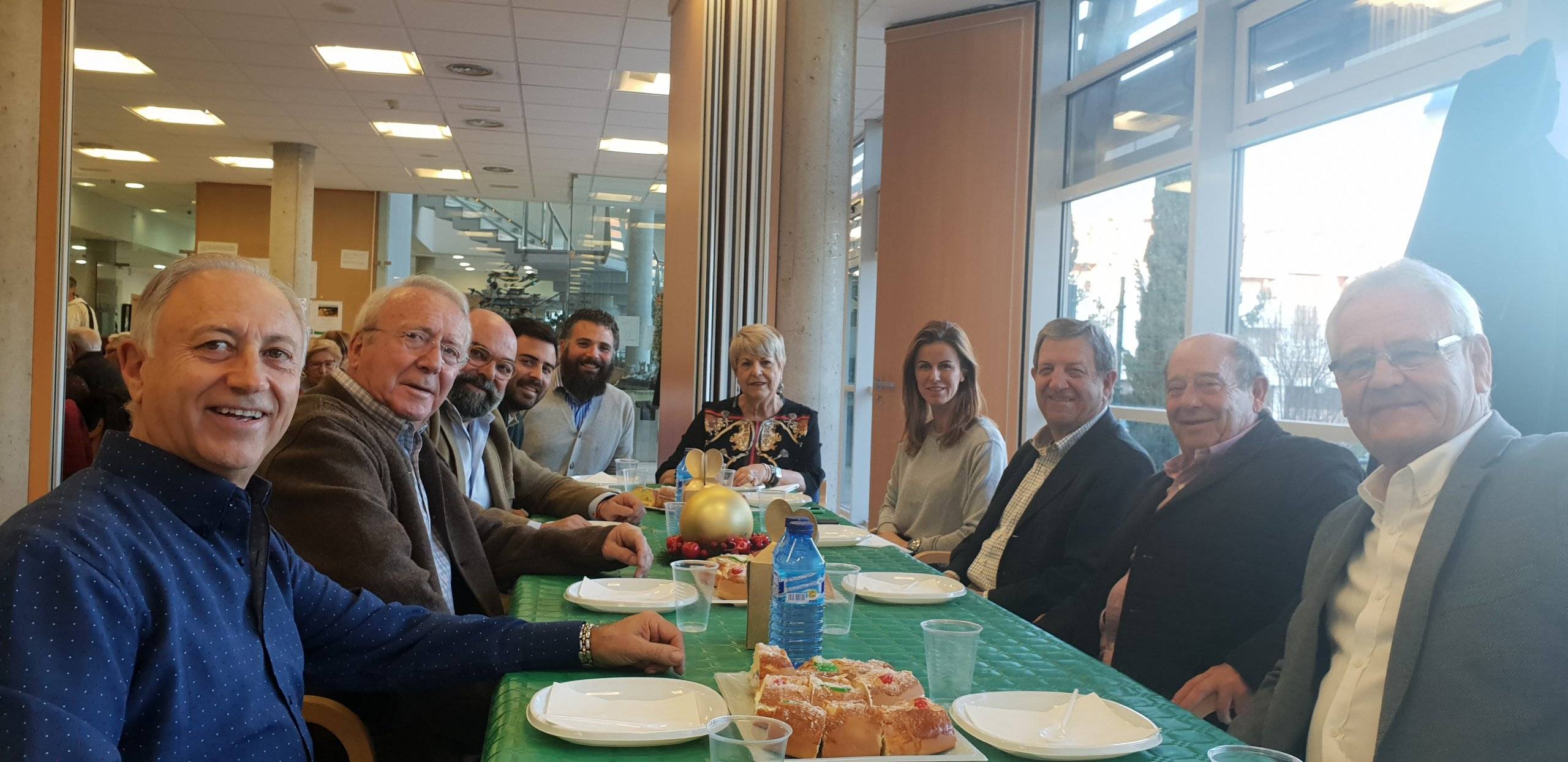 El alcalde, Luis Partida, concejales y miembros de la Junta Directiva de la Asociación de Mayores, durante la tradicional Fiesta de Reyes.