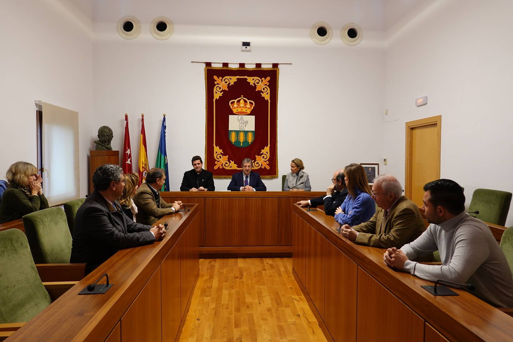 En el acto han estado presentes concejales de la Corporación Municipal y representantes y miembros de los distintos colectivos participantes en las actividades navideñas, así como de la Parroquia San Carlos Borromeo.