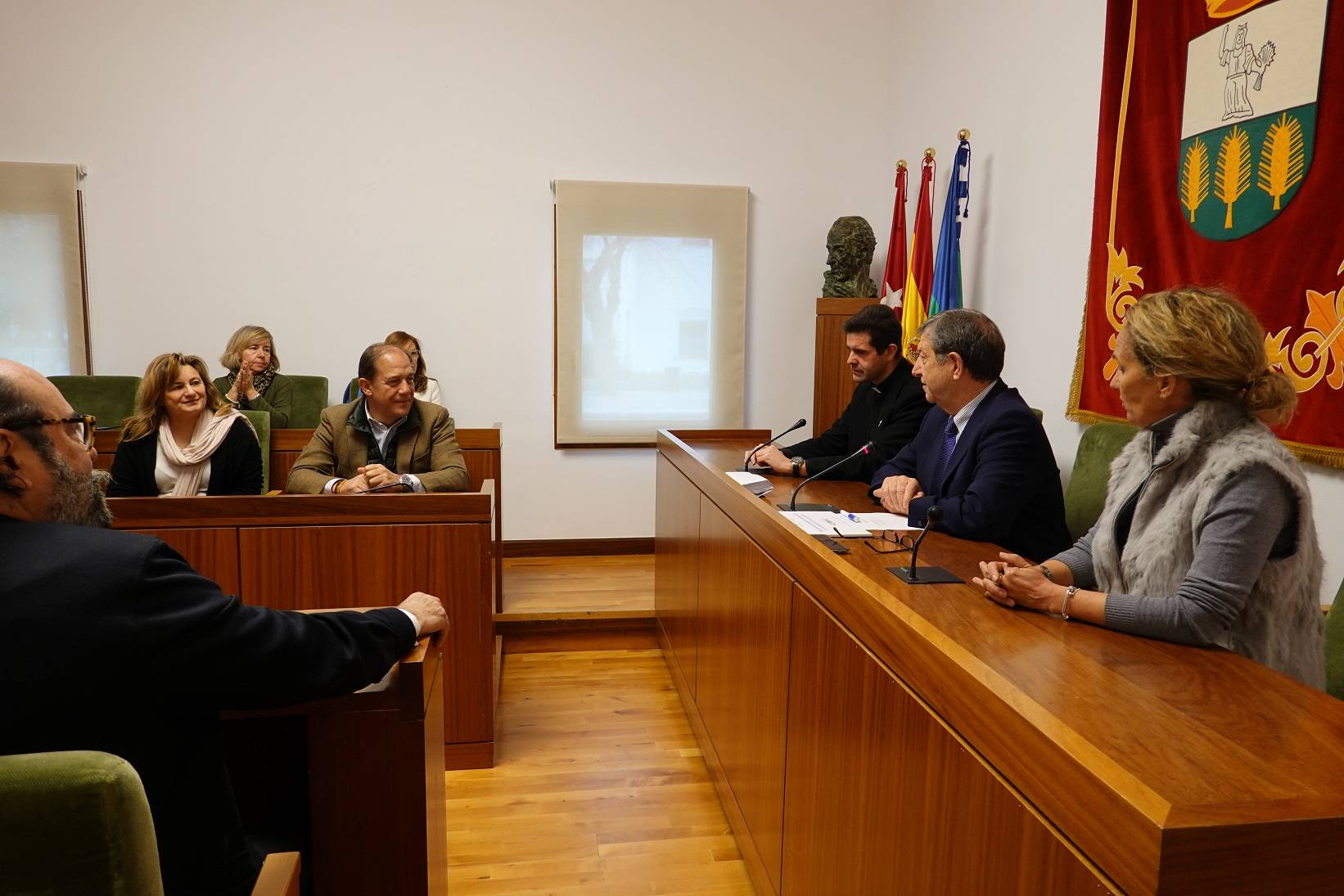 Uno de los momentos del acto de entrega del cheque solidario.