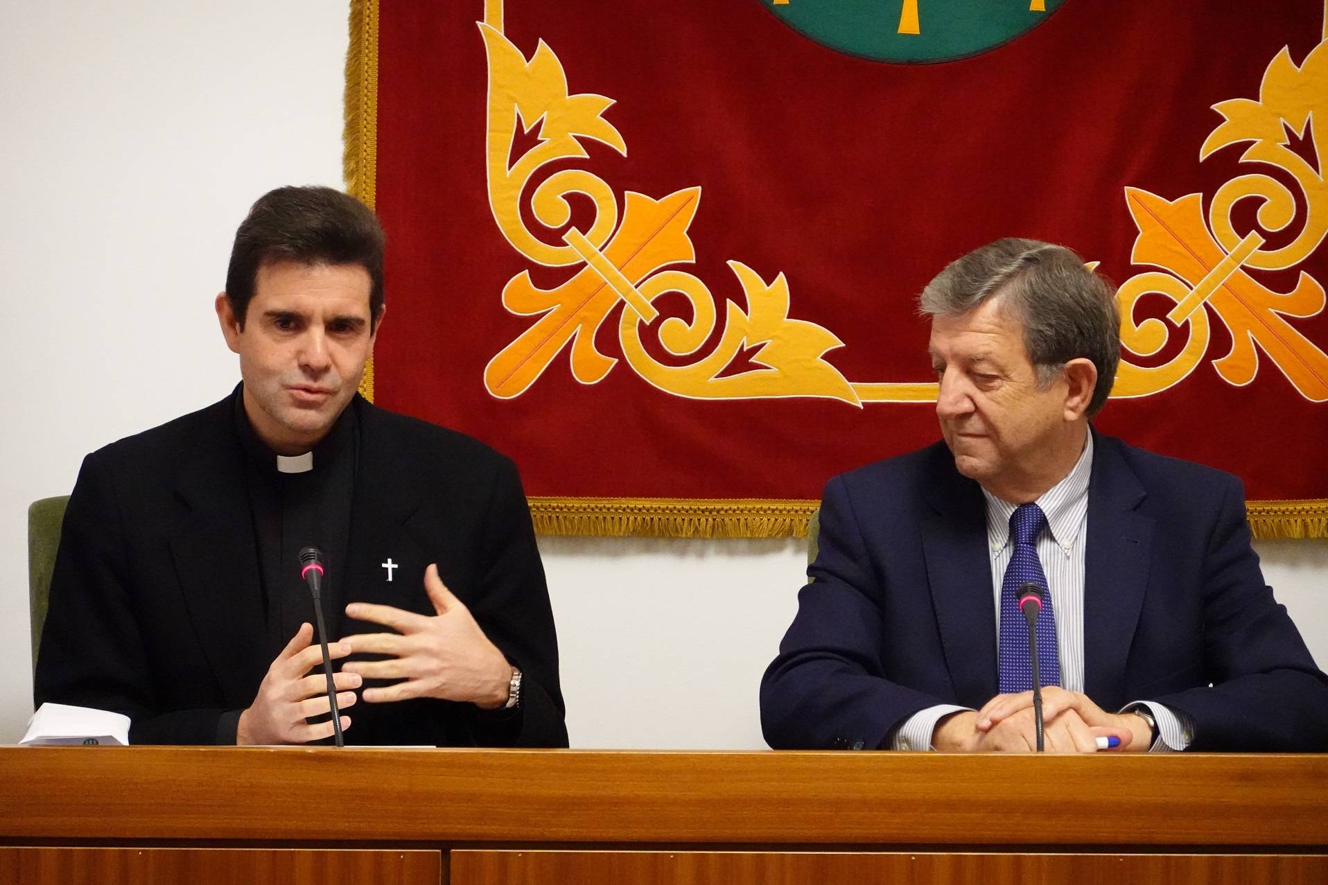 El regidor villanovense junto al sacerdote de la Parroquia San Carlos Borromeo.