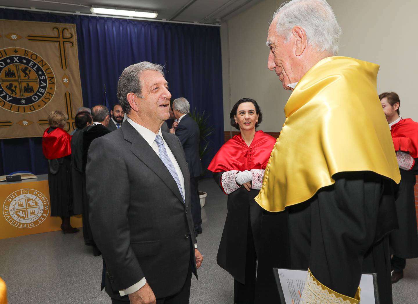 El cirujano Enrique Moreno González, junto al alcalde.