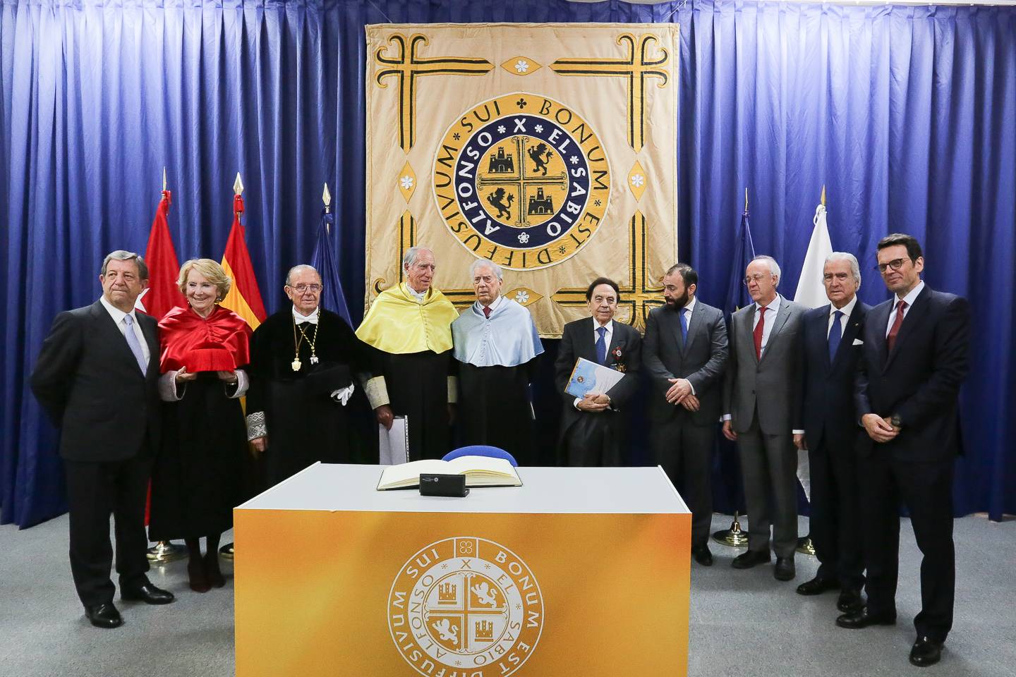 Foto de familia de los nuevos Doctores Honris Causa acompañados del alcalde, Luis Partida y de autoridades.