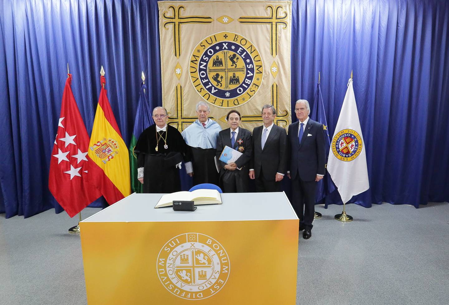 El alcalde, Luis Partida, junto a Mario Vargas Llosa, uno de los dos nuevos Doctores Honoris Causa y personalidades de la universidad.