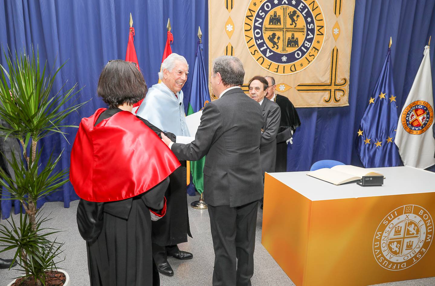 Mario Vargas Llosa saludando al regidor villanovense.