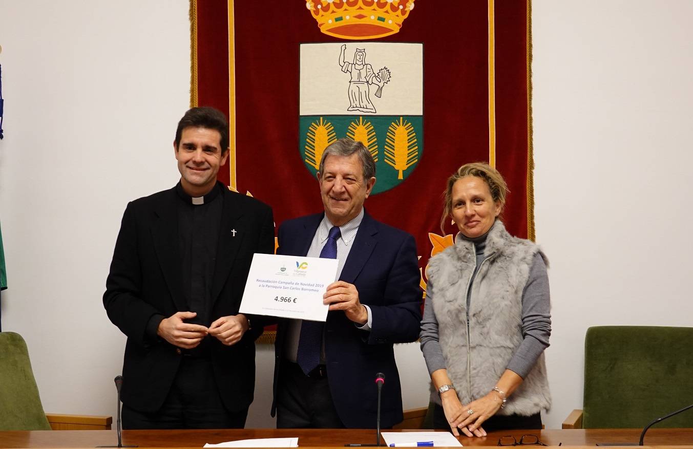El alcalde acompañado de la Concejal de Servicios Sociales, Patricia Fernández, y del sacerdote de la Parroquia San Carlos Borromeo.