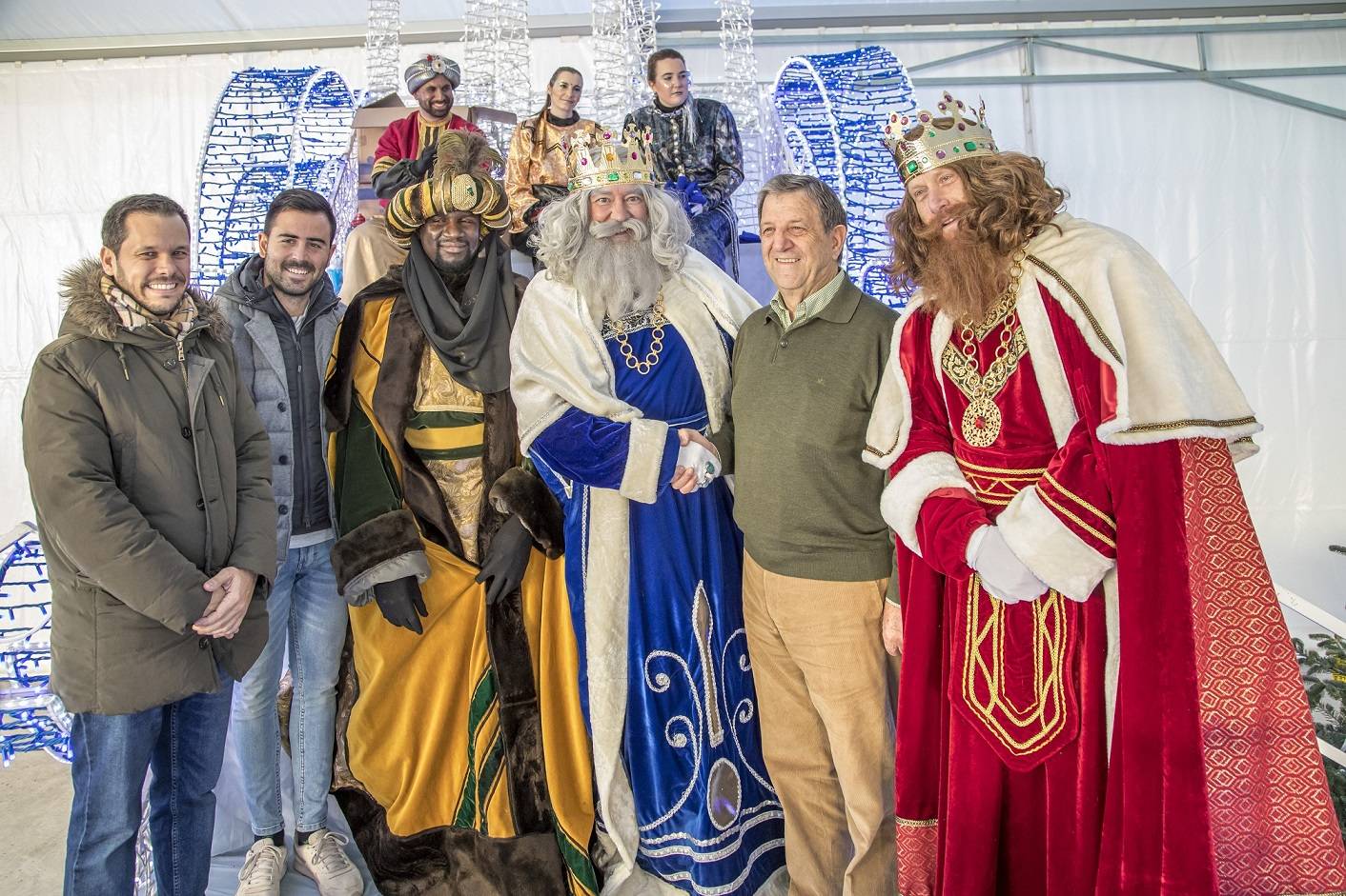 El alcalde y concejales recibiendo a sus Majestades de Oriente.