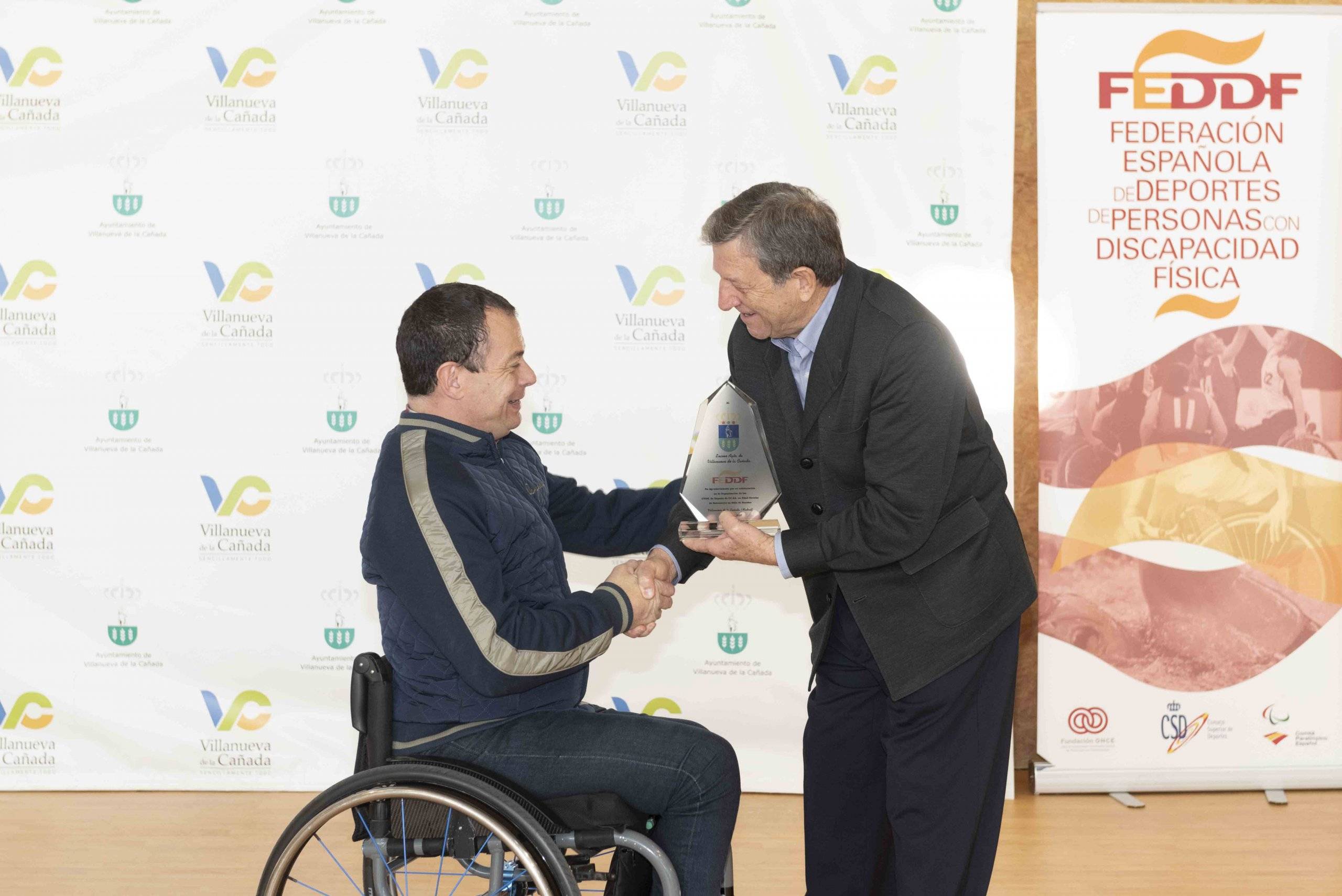 El regidor recibe de manos del presidente de la FEDDF, José Alberto Álvarez, una placa en reconocimiento a la colaboración municipal.