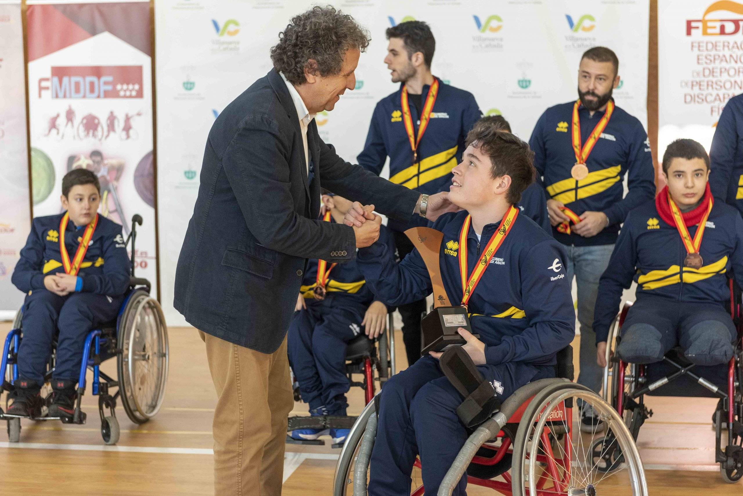 El vicepresidente de la FMDDF, Carlos Rodríguez, entregando uno de los premios a un miembro de la selección aragonesa.