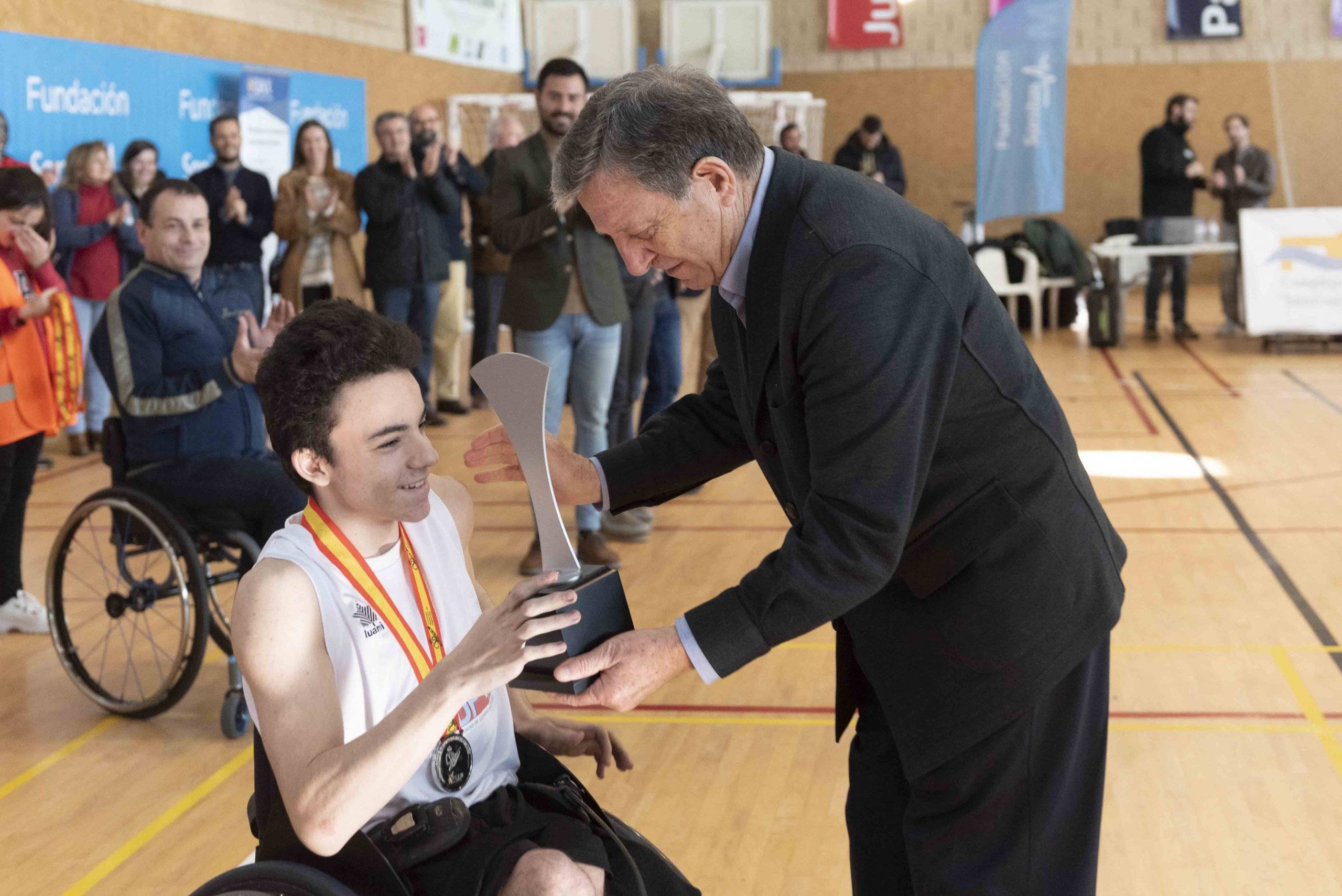 El alcalde, Luis Partida, entrega el tercer premio al capitán de la selección aragonesa.