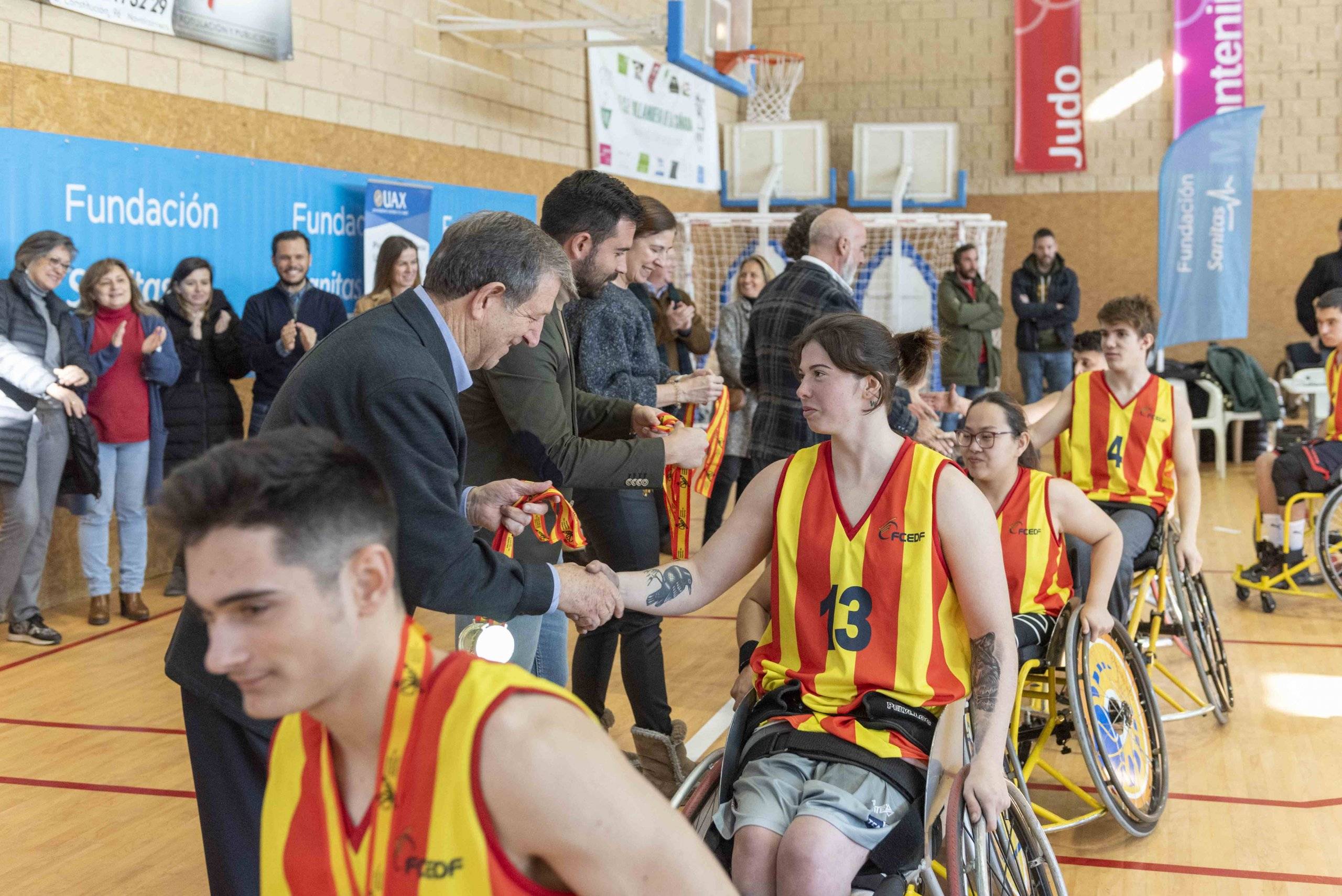 El alcalde entregando las medallas a los ganadores.