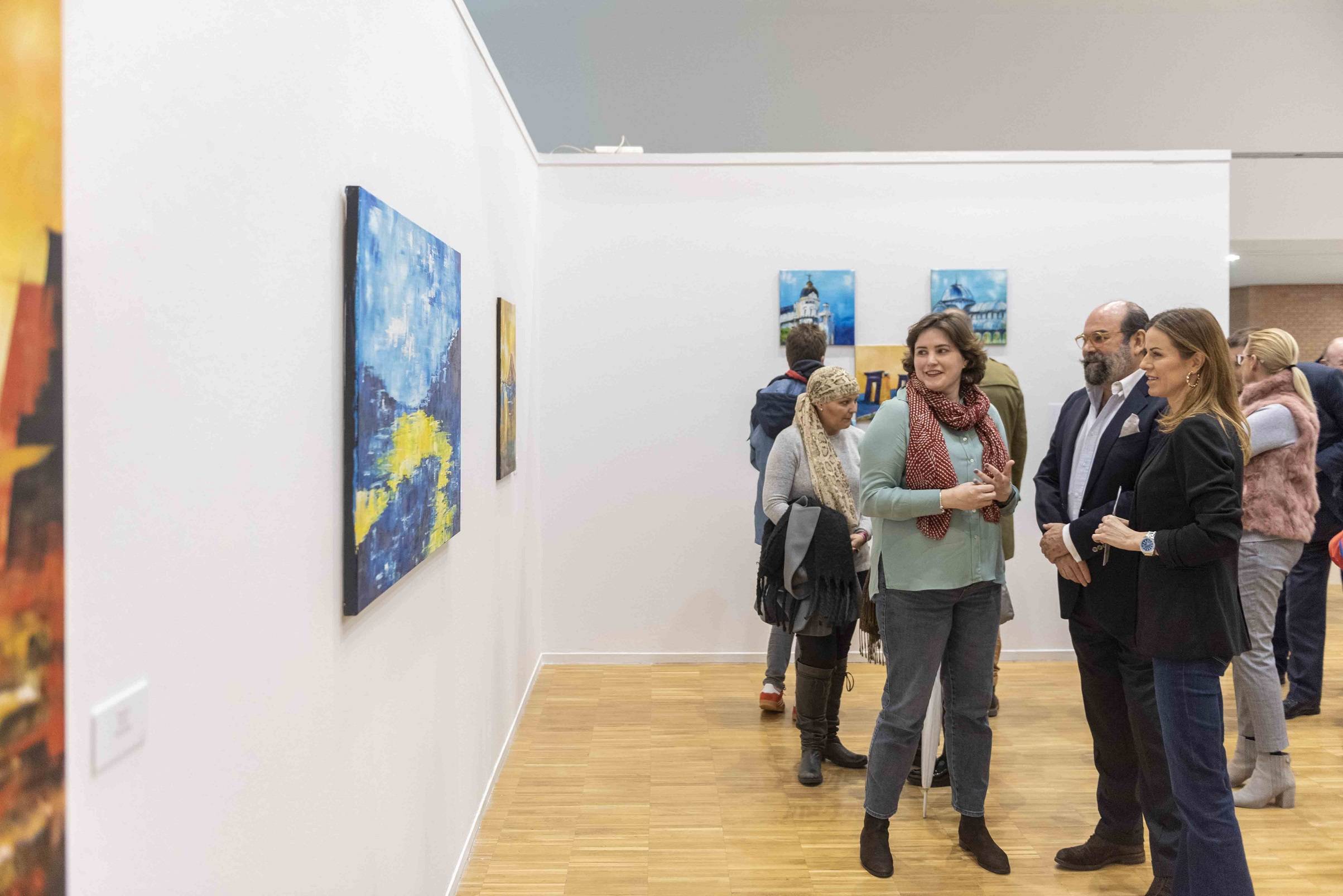 El concejal de Cultura, Fernando Agudo, junto a la autora de "Rincones" en la inauguración.