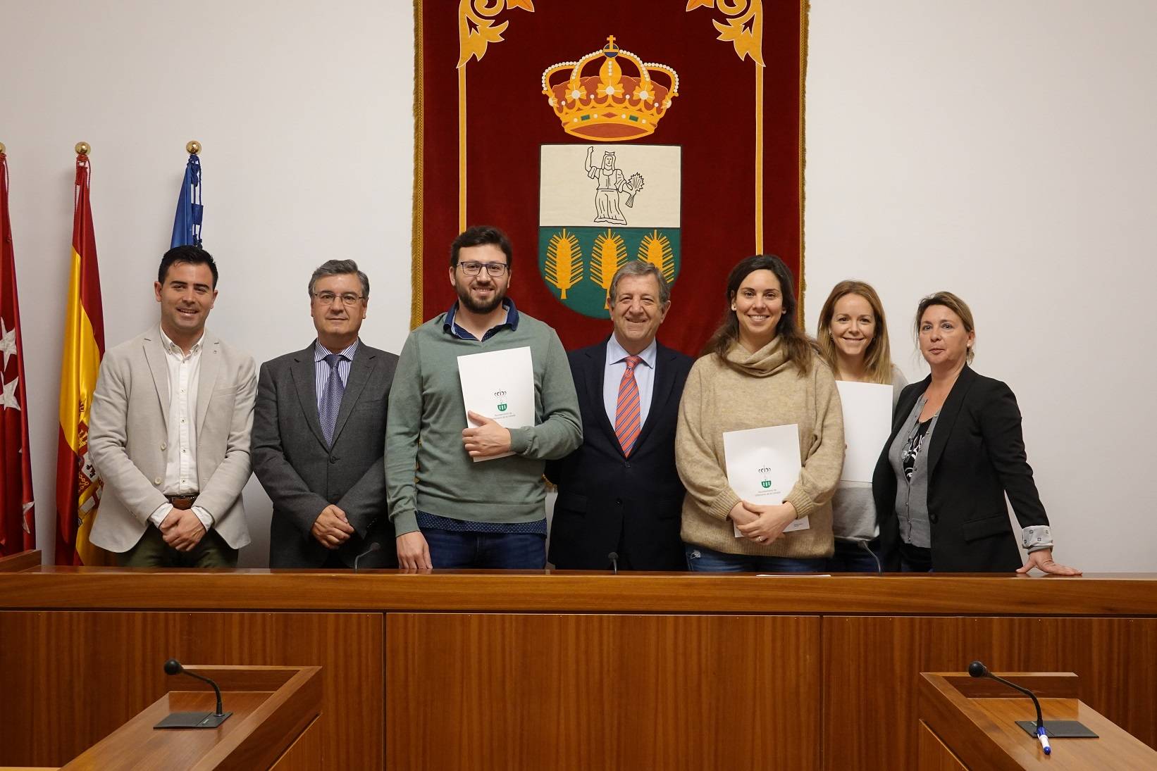 Foto de familia de la firma de convenio con las clínicas odontológicas.