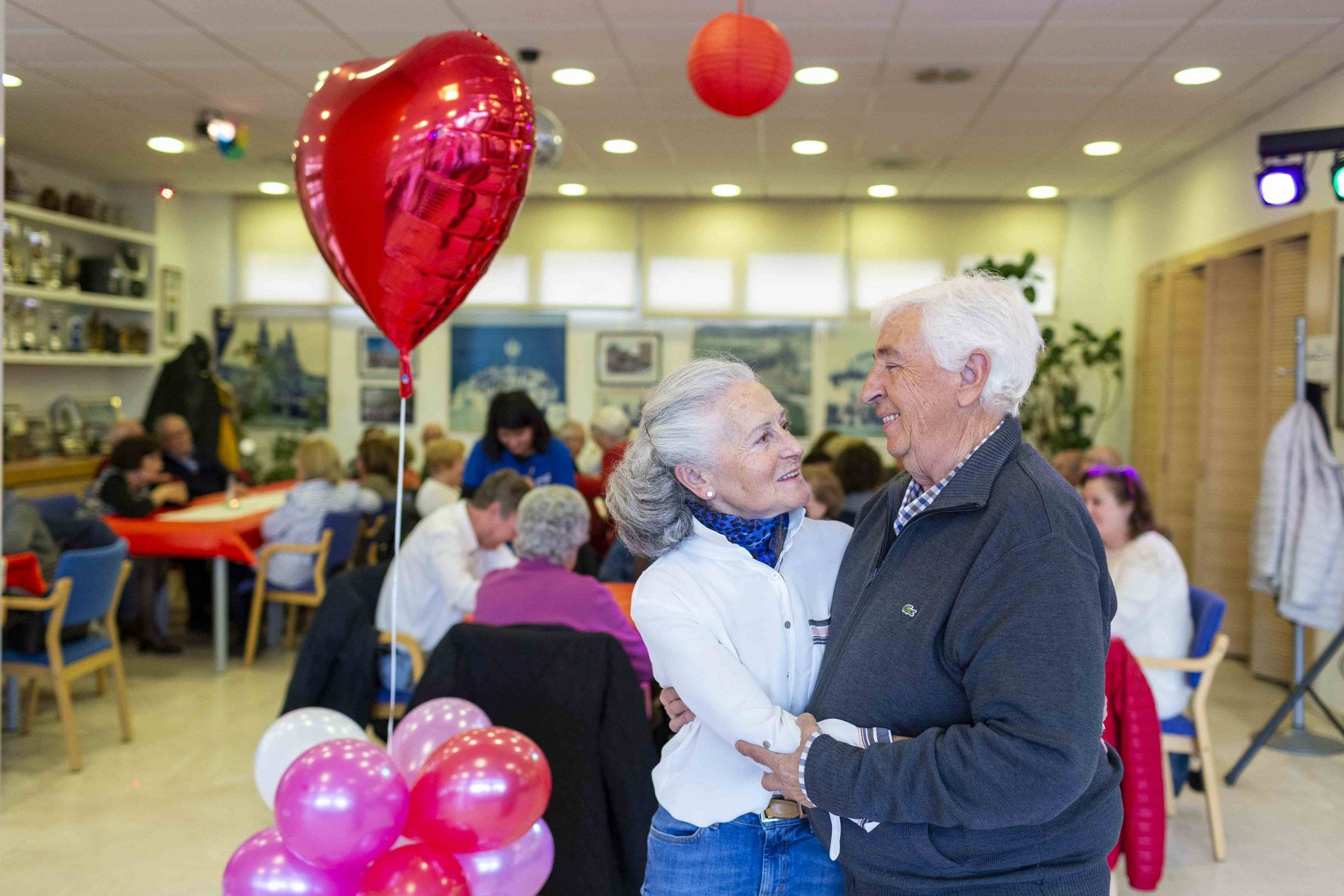 Pareja de mayores participante en la fiesta de San Valentín.