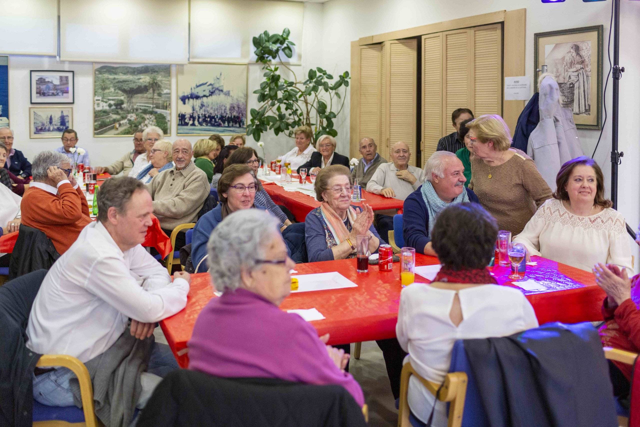 Mayores participantes en la Fiesta de San Valentín.