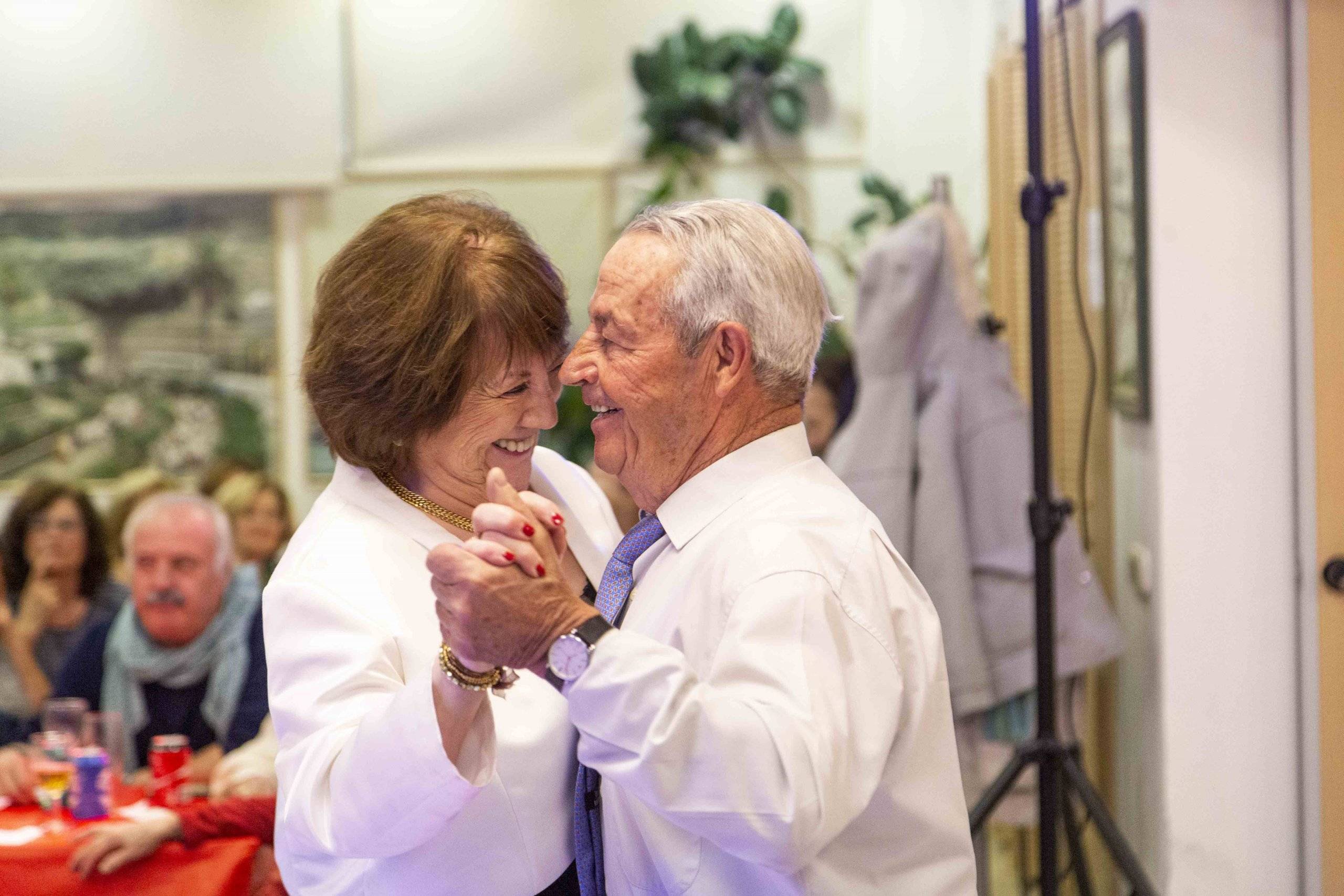 Pareja bailando en la fiesta de San Valentín.