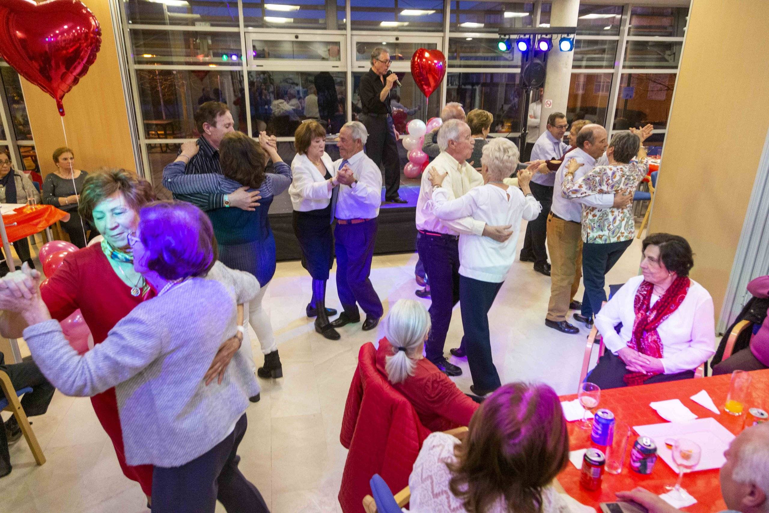 Mayores bailando en la fiesta de San Valentín.